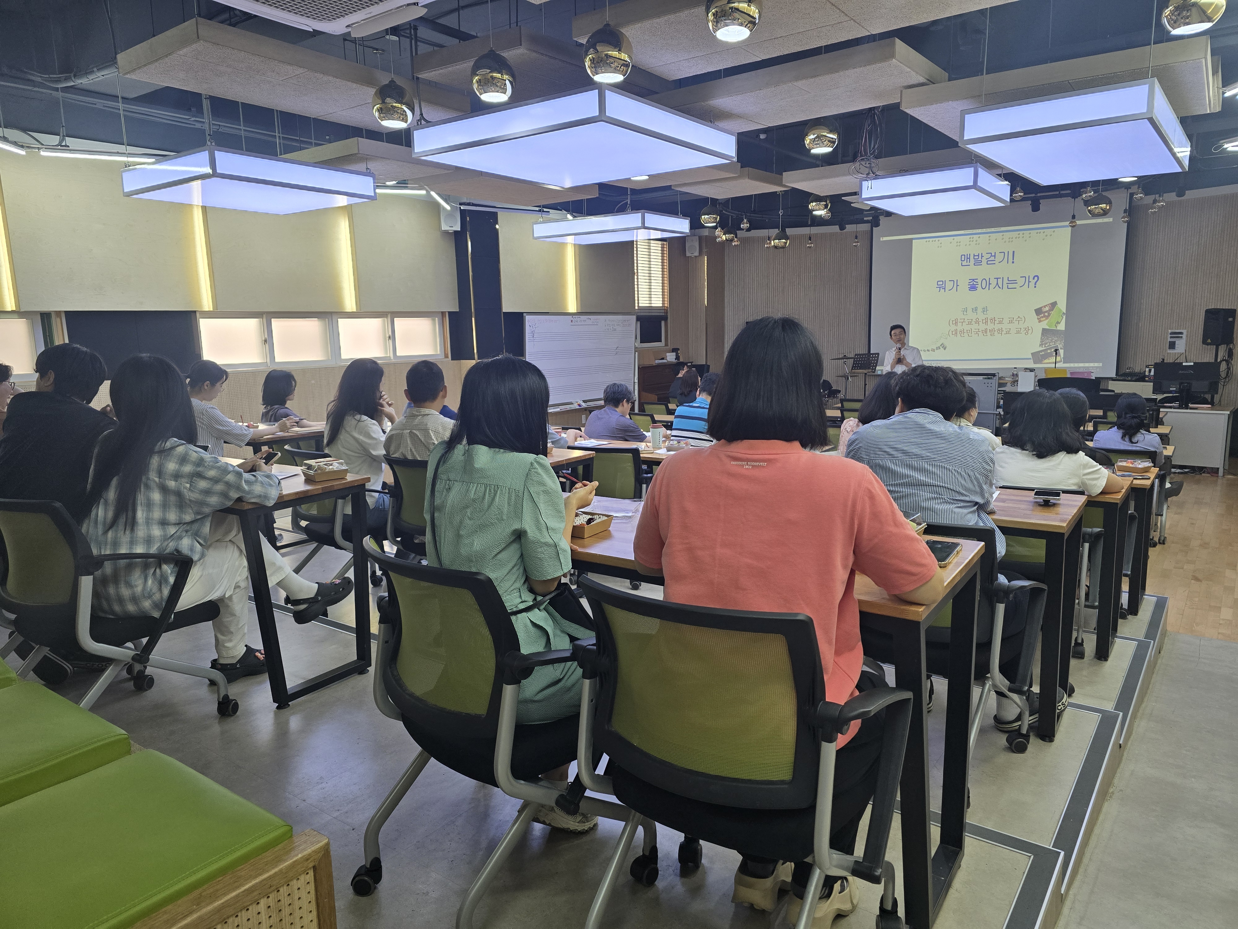 창원명곡고, 권택환 교수 초청 '맨발걷기 연수' 통해 생태전환교육 실천 기반 다져 - 관련이미지2