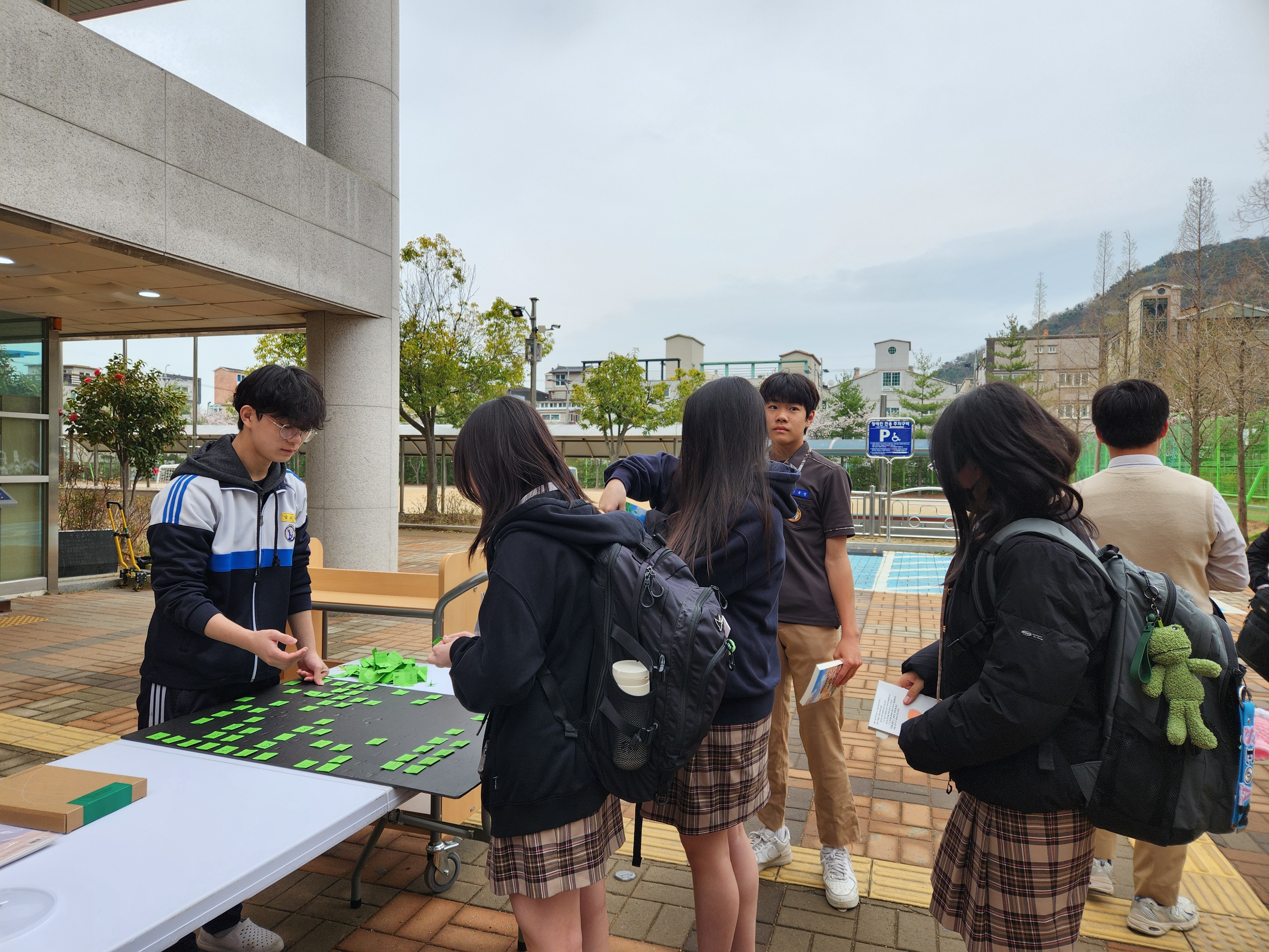 용원중, 꿈꾸는 책놀이터로 독서 문화 꽃피워 - 관련이미지2