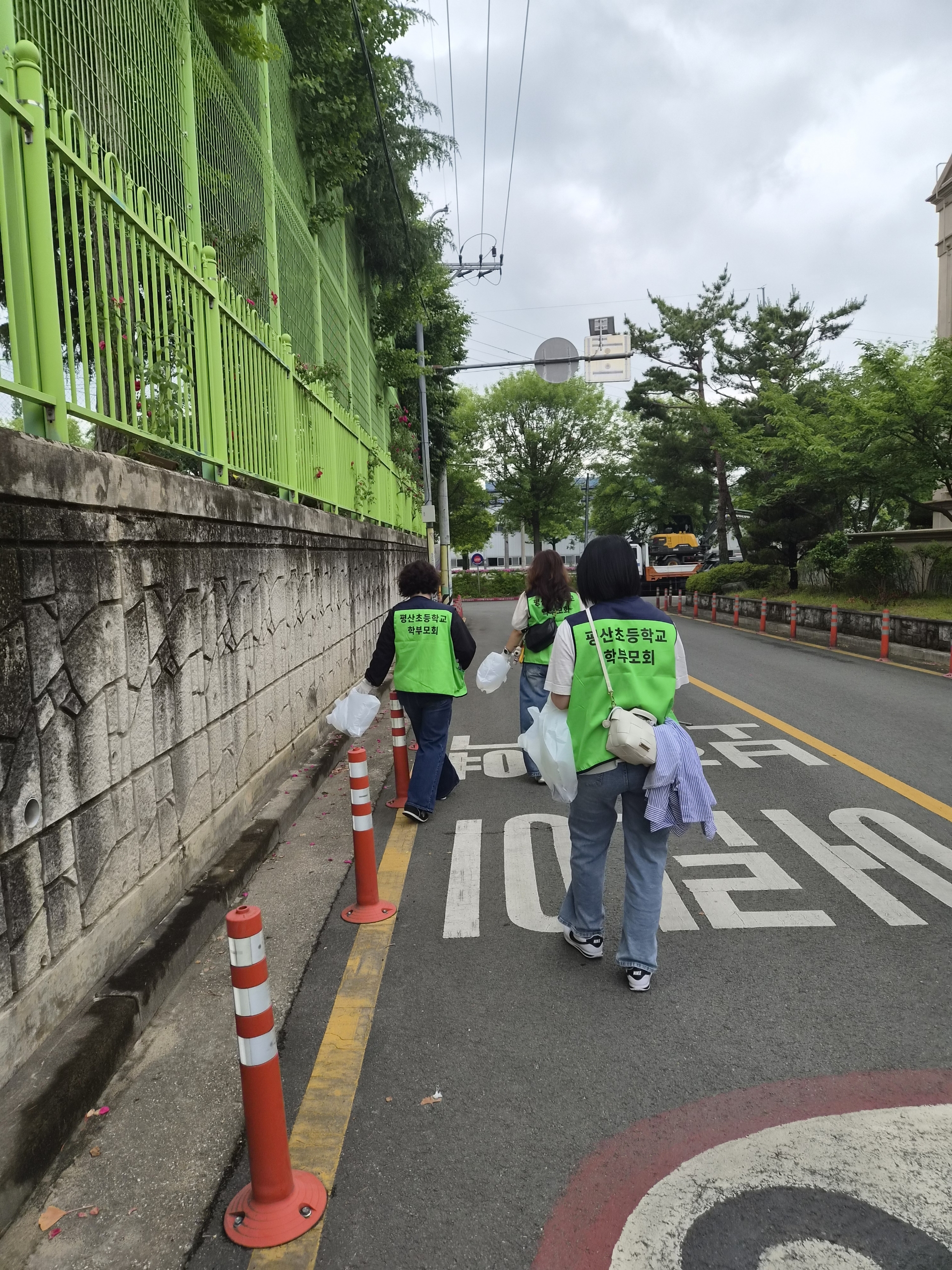 평산초등학교 학부모회, 학교 주변 플로깅 봉사활동 펼쳐 - 관련이미지1