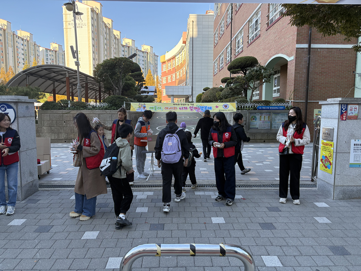 통영초, 학부모회 주관 ‘학생의 날 캠페인’ 실시 - 관련이미지2