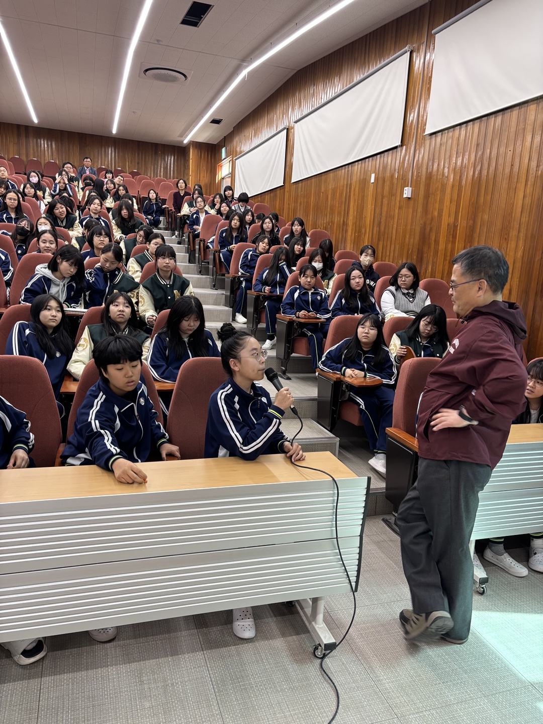 뜨거운 토론의 현장! 마산무학여중 디베이트 특강 성황리 개최 - 관련이미지1