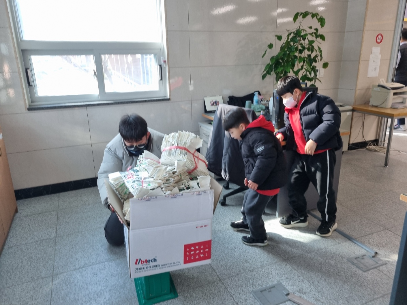 ‘한림초 1학년, 생활 속 실천으로 배우는 우유팩 재활용 환경교육’  한림면 행정복지센터 방문을 통한 자원 순환 과정 체험 - 관련이미지3