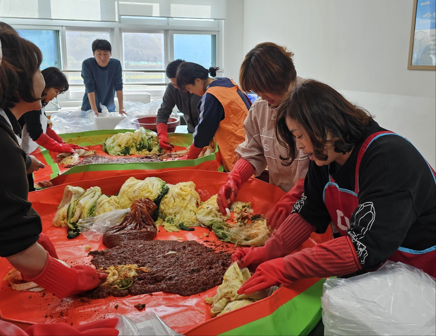 거제양정초등학교, 거제시종합사회복지관에 김치 전달 - 관련이미지3