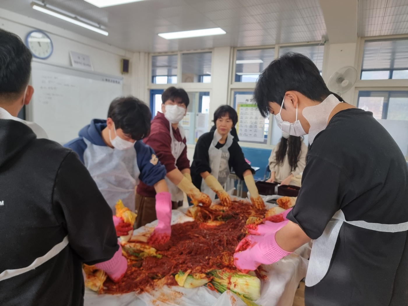 야로고등학교, ‘2025. 2학기 행복드림데이’ 김장 나눔 행사 개최 - 관련이미지1