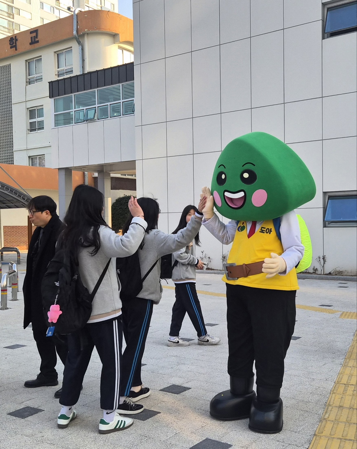 해운중, ‘도아와 함께하는 학교폭력 예방교육’으로 행복한 학교 만들기 앞장 - 관련이미지3