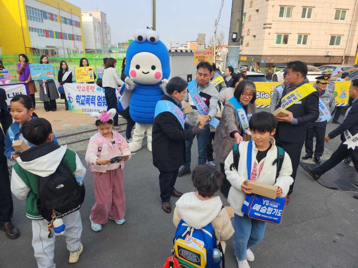 창녕교육지원청, ‘불법 개인과외 근절’위해 거리로 나섰다 - 관련이미지2