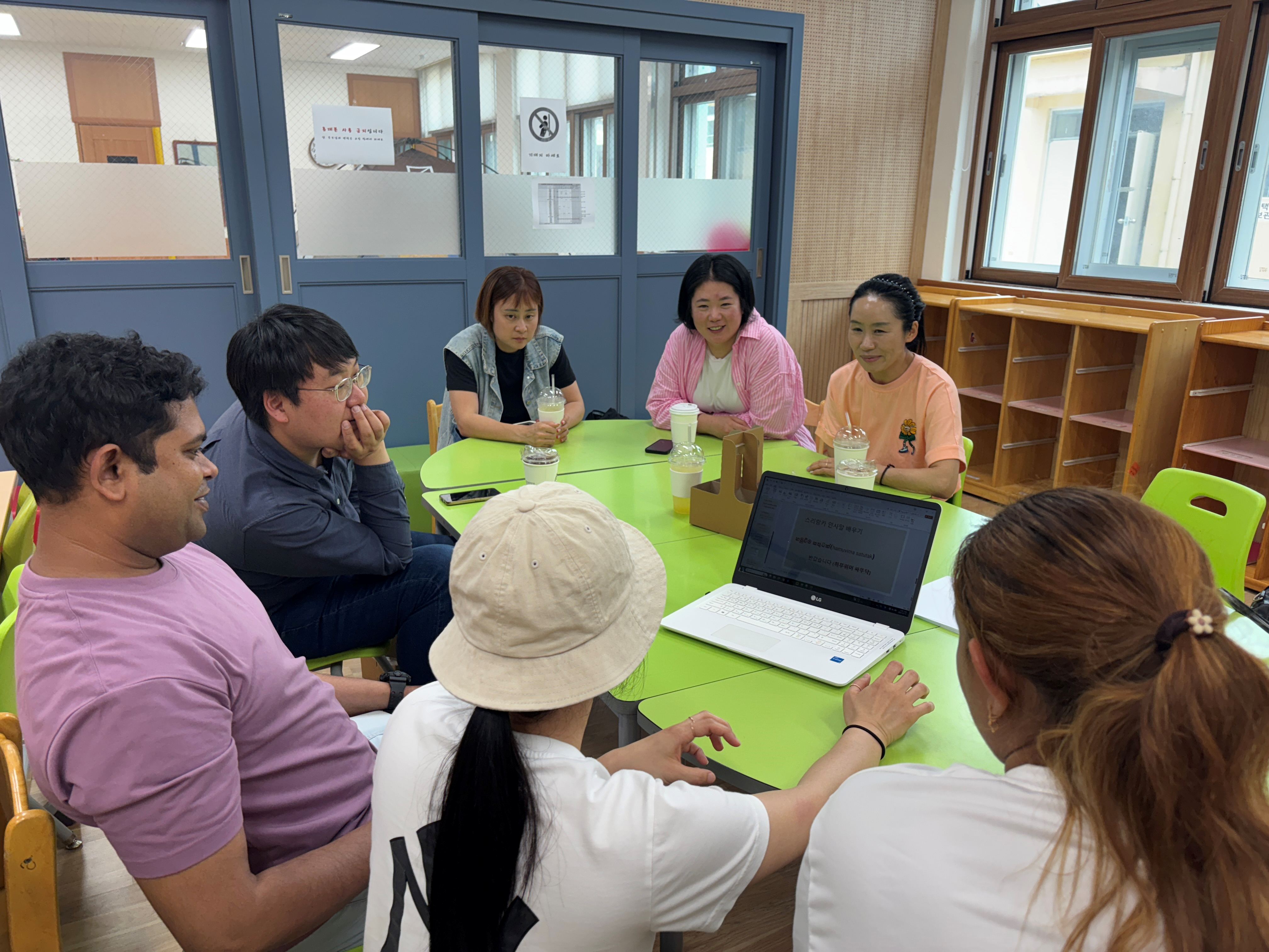다름을 이해하고, 함께 어울리는 시간 - 초동초, 교육공동체가 함께하는 다양한 문화 체험의 날 운영 - - 관련이미지1