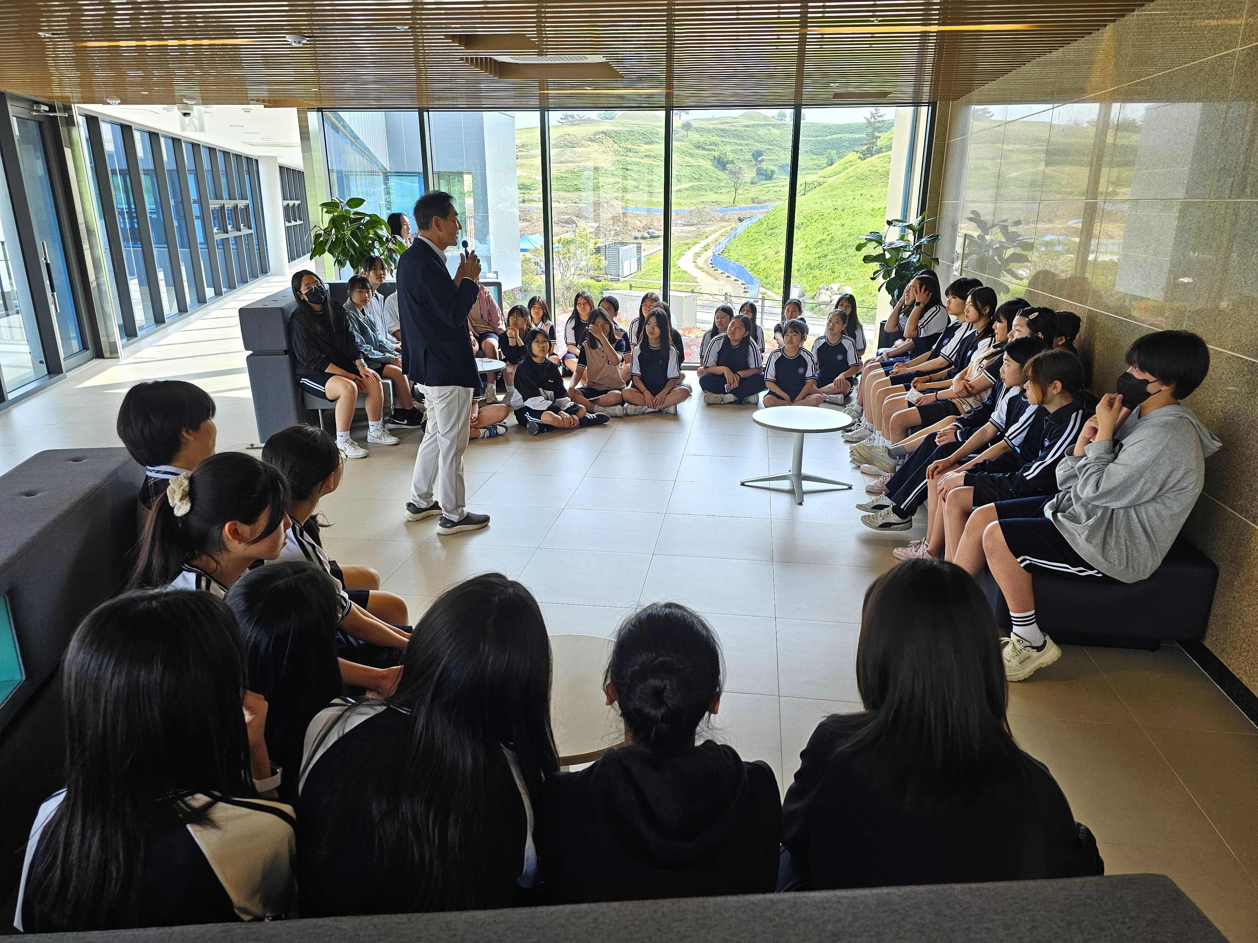 함안여자중학교, 1학년 '나+너+우리'가 된 우리 지역 함안을 찾아서 보도사진 (2).jpg