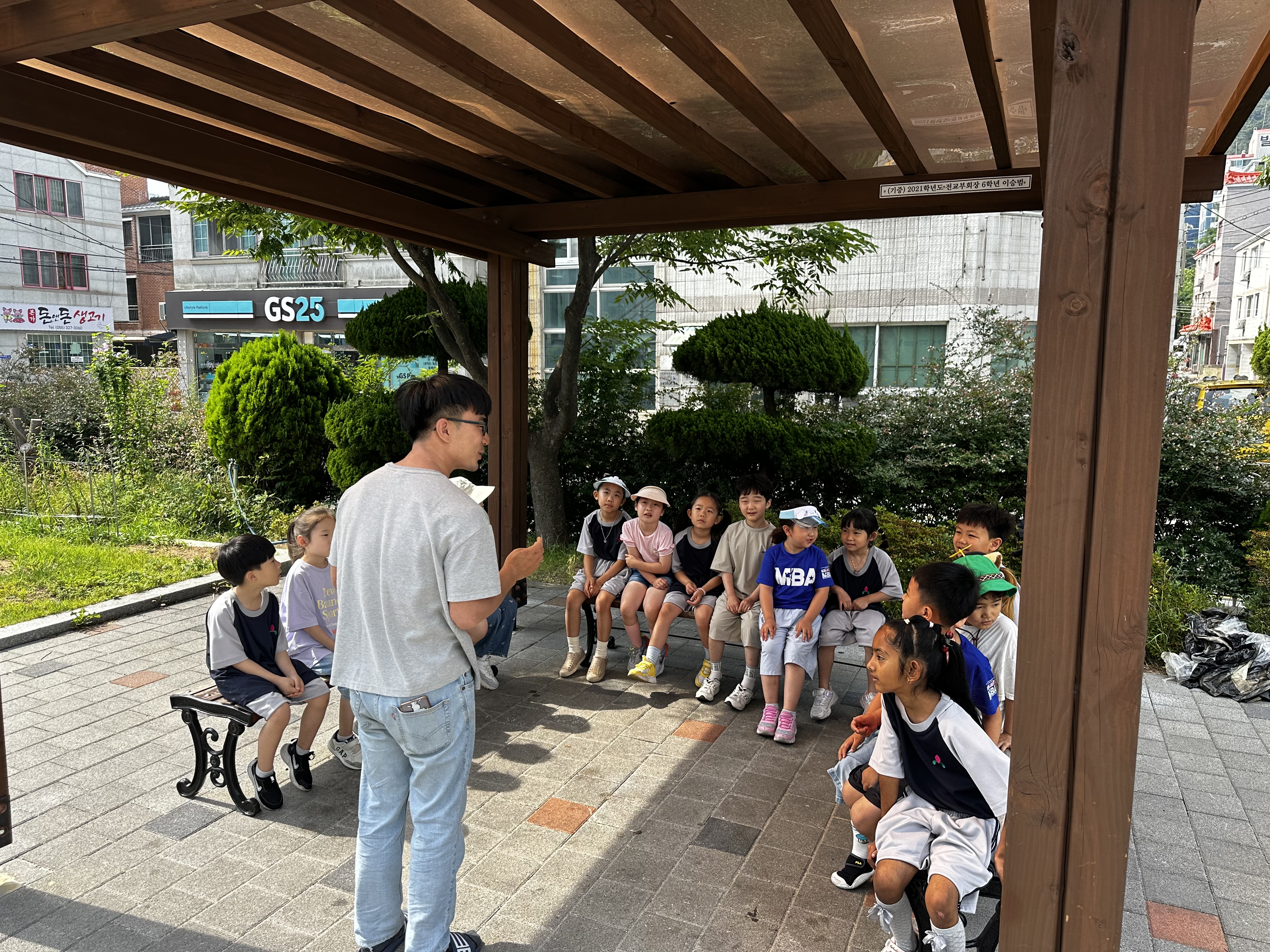 김해 외동초등학교 감자동산 감자 수확 (3월에 심은 감자, 결실을 맺어 1학년 학생들의 품으로) - 관련이미지3