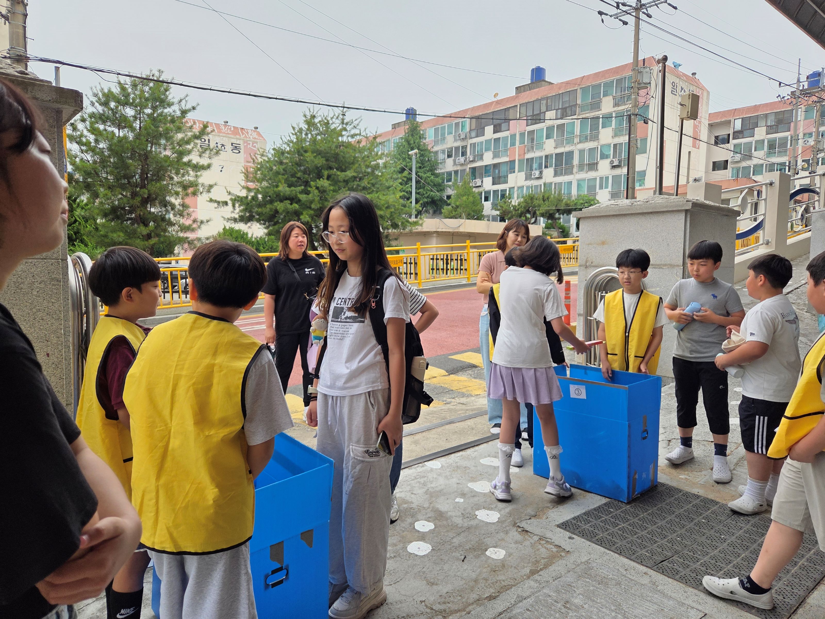 “잠자고 있는 물건을 깨워라!”  - 창원 용남초 기후천사단, 환경교육주간 맞아 자원순환 실천 캠페인 추진 - - 관련이미지1