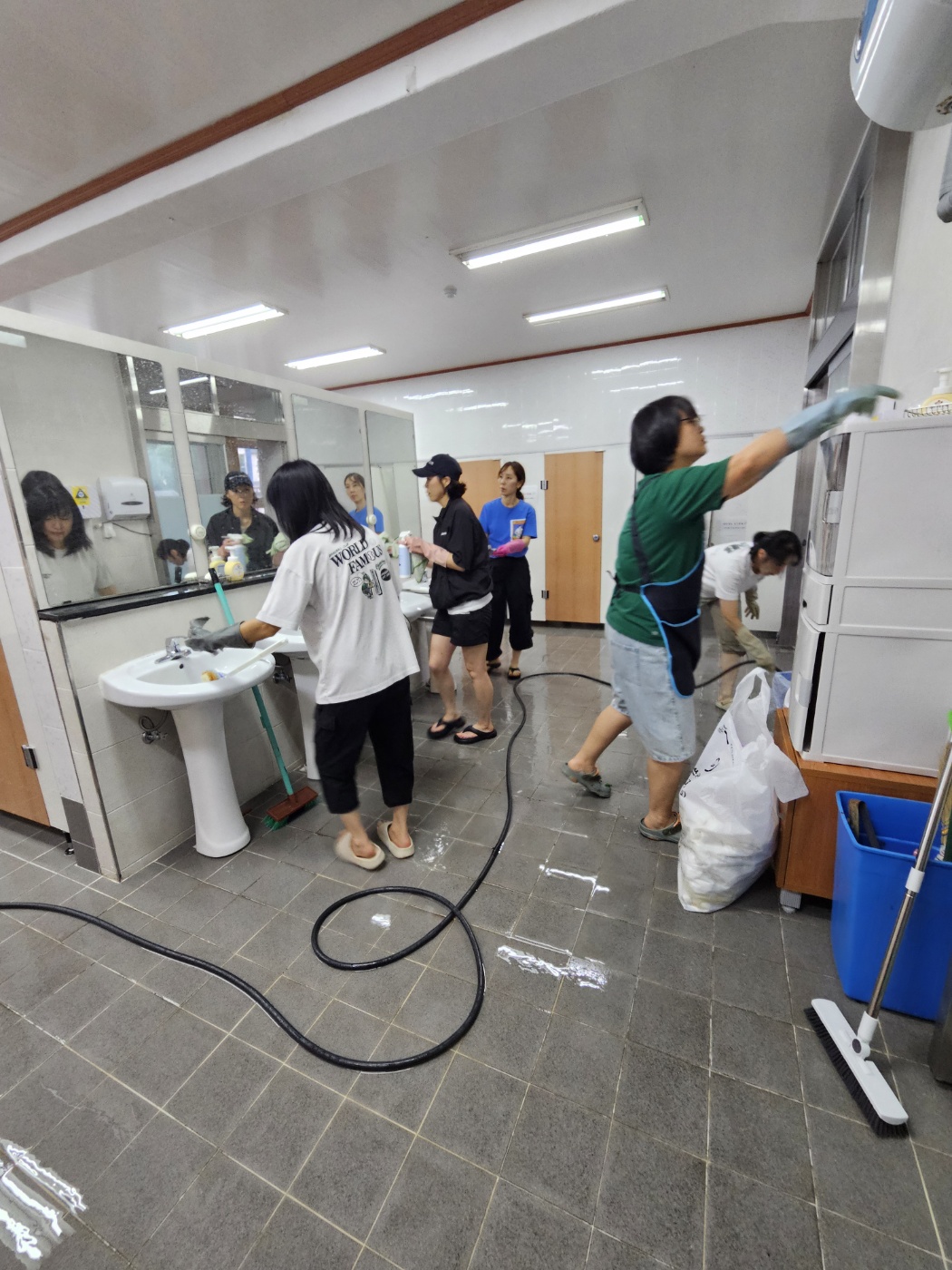 "학부모회와 학교가 함께 만든 행복한 학교" 학부모회 학교 화장실 환경개선 활동 - 관련이미지3
