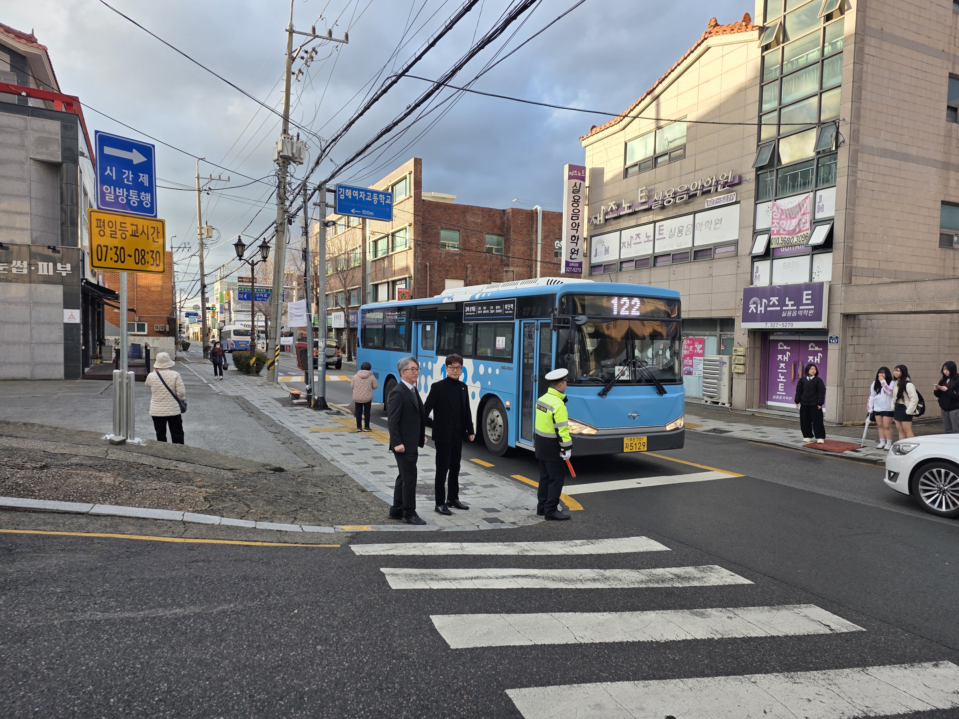 김해여고 정문 앞 도로 시간제 일방통행 시범 운영 -학교 주도 민원 결실로 등교길 안전 개선 - 관련이미지2
