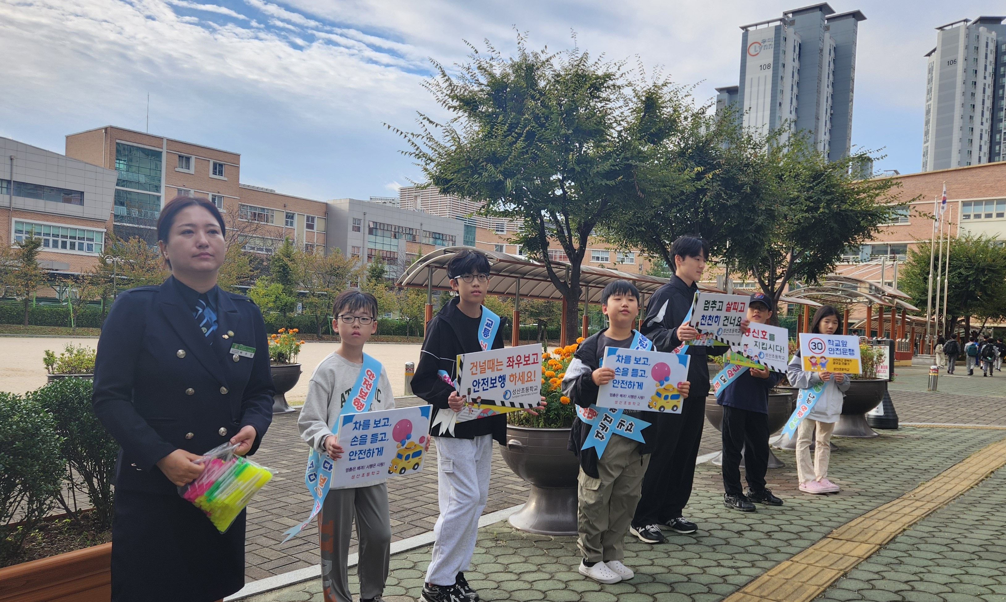 성산초등학교, 양산 녹색어머니 연합회와 함께 등굣길 교통안전 캠페인 펼쳐 - 관련이미지4