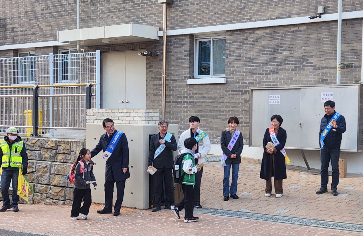 남해교육지원청, 청렴 실천 다짐 보물섬 합동 캠페인 실시 - 관련이미지3