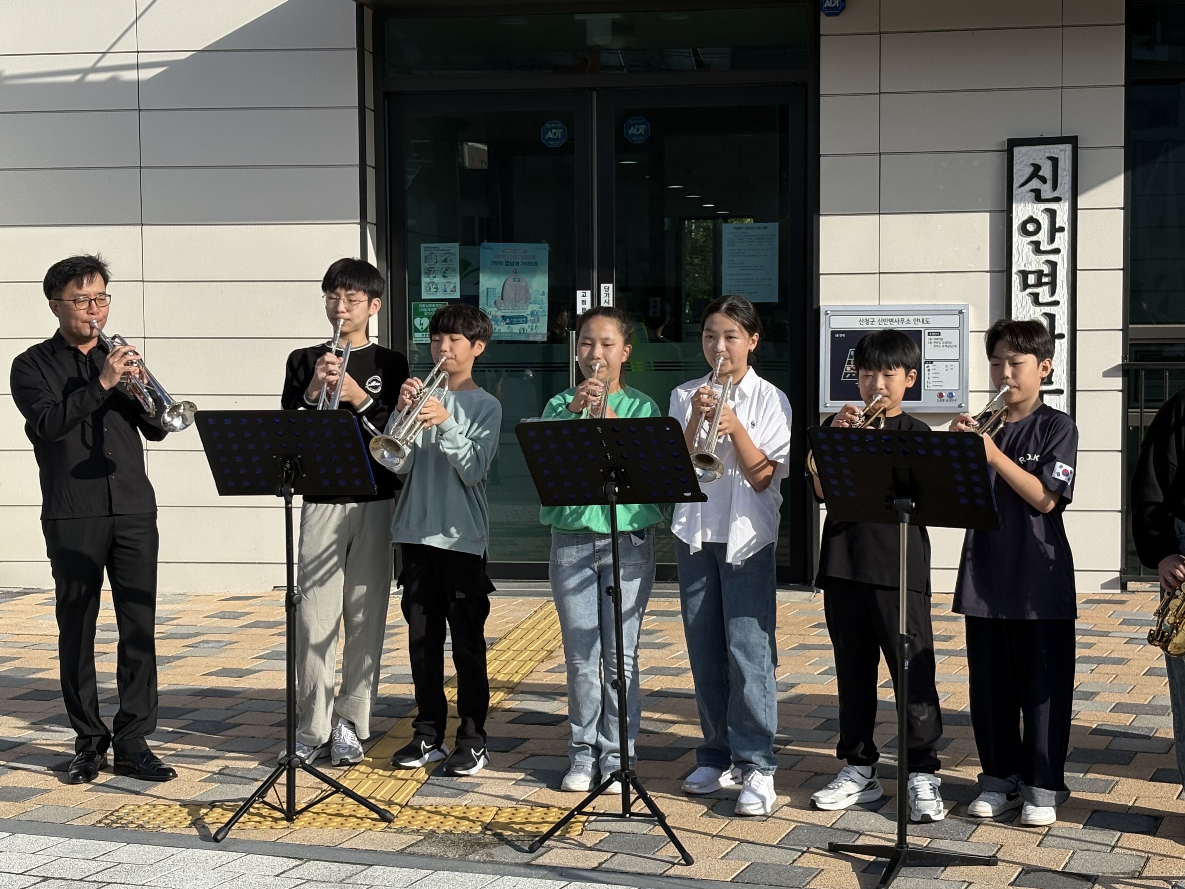 가을의 선율로 물든 신안, 관악부 학생들의 따뜻한 거리 공연 - 관련이미지3