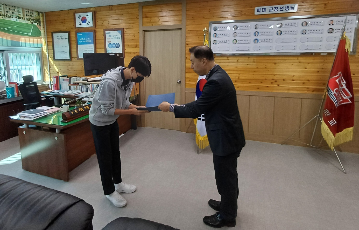 푸른솔 장학회, 옥포중학교에 장학금 전달 - 관련이미지3
