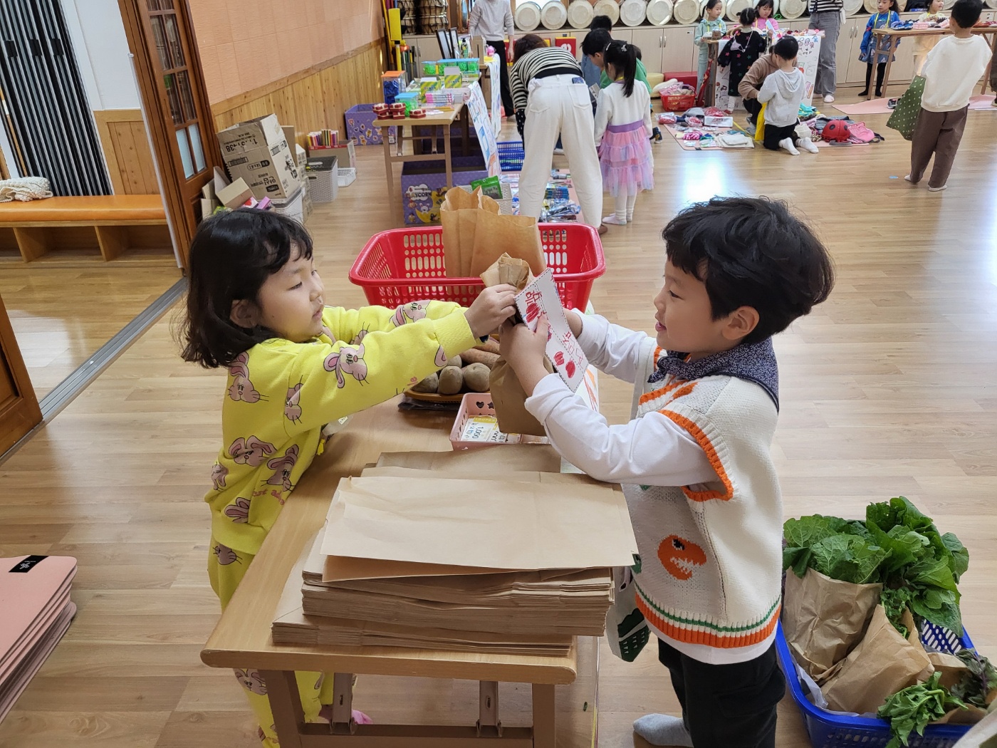 김해율하유치원, 율이와 하이의 사랑나눔데이 실시 - 관련이미지1