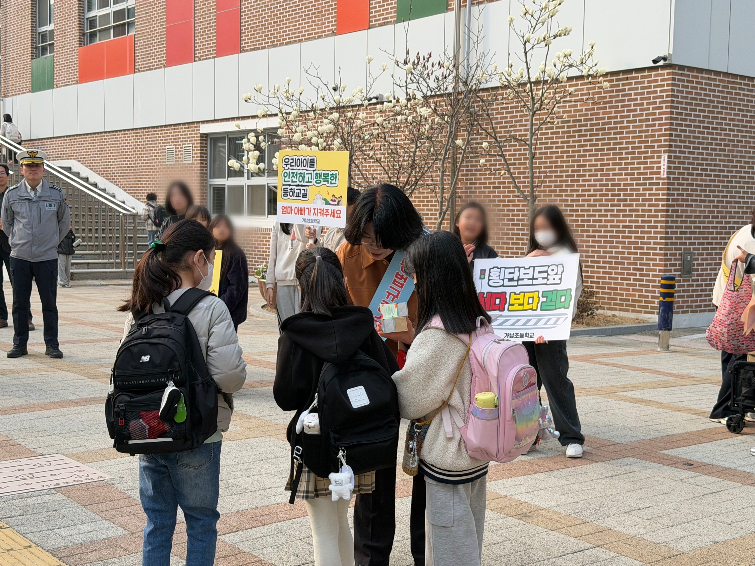 양산교육지원청, 스쿨존‘아이먼저!’교통안전캠페인 전개 - 관련이미지2