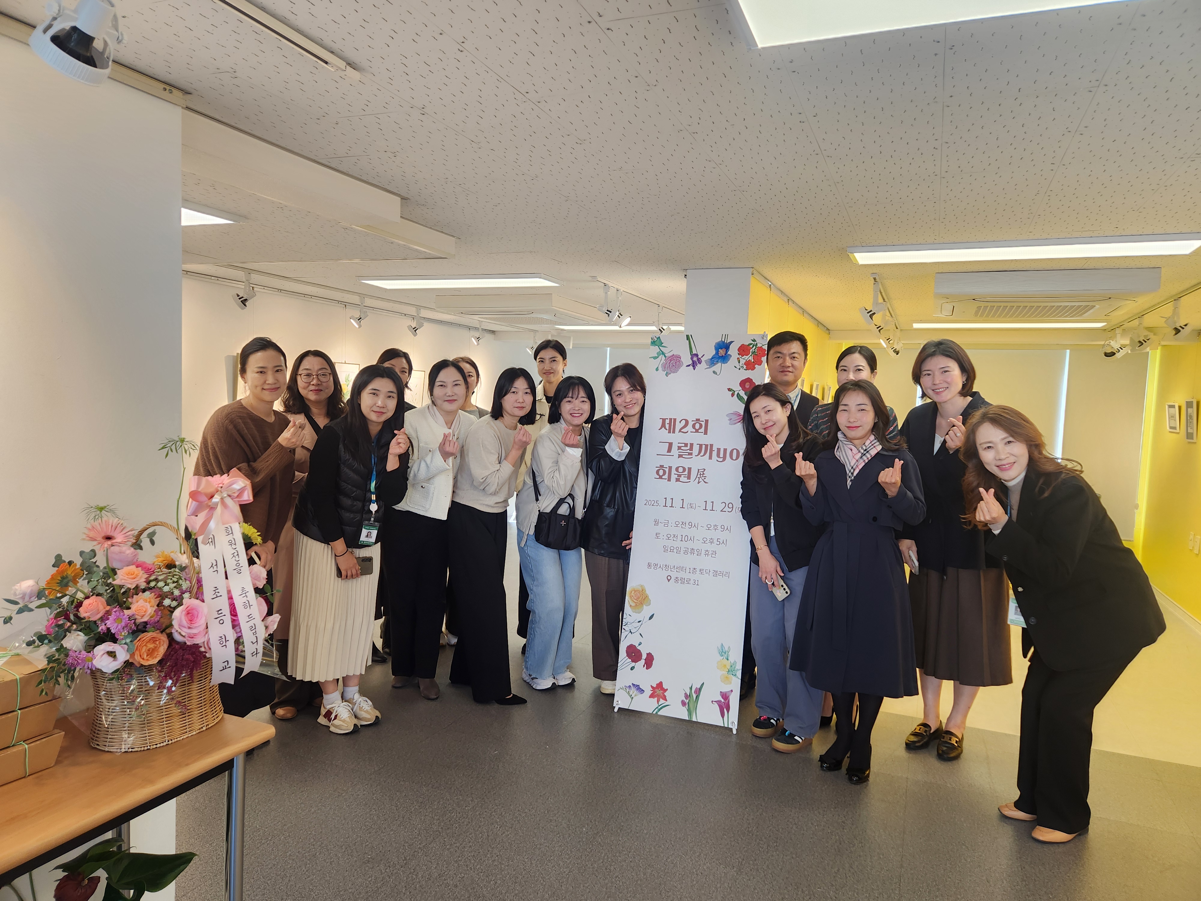 통영 제석초, 학부모 미술동아리 회원전 열어 - 관련이미지1