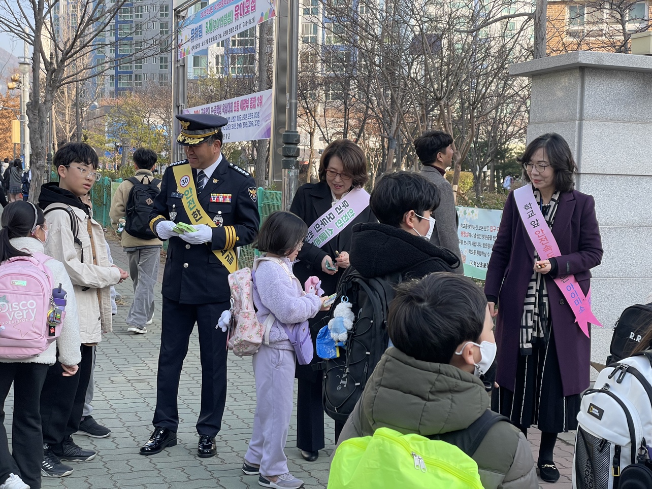 양산교육지원청, 3월 관계기관 합동  ‘아이 먼저’교통안전 캠페인 실시 - 관련이미지2