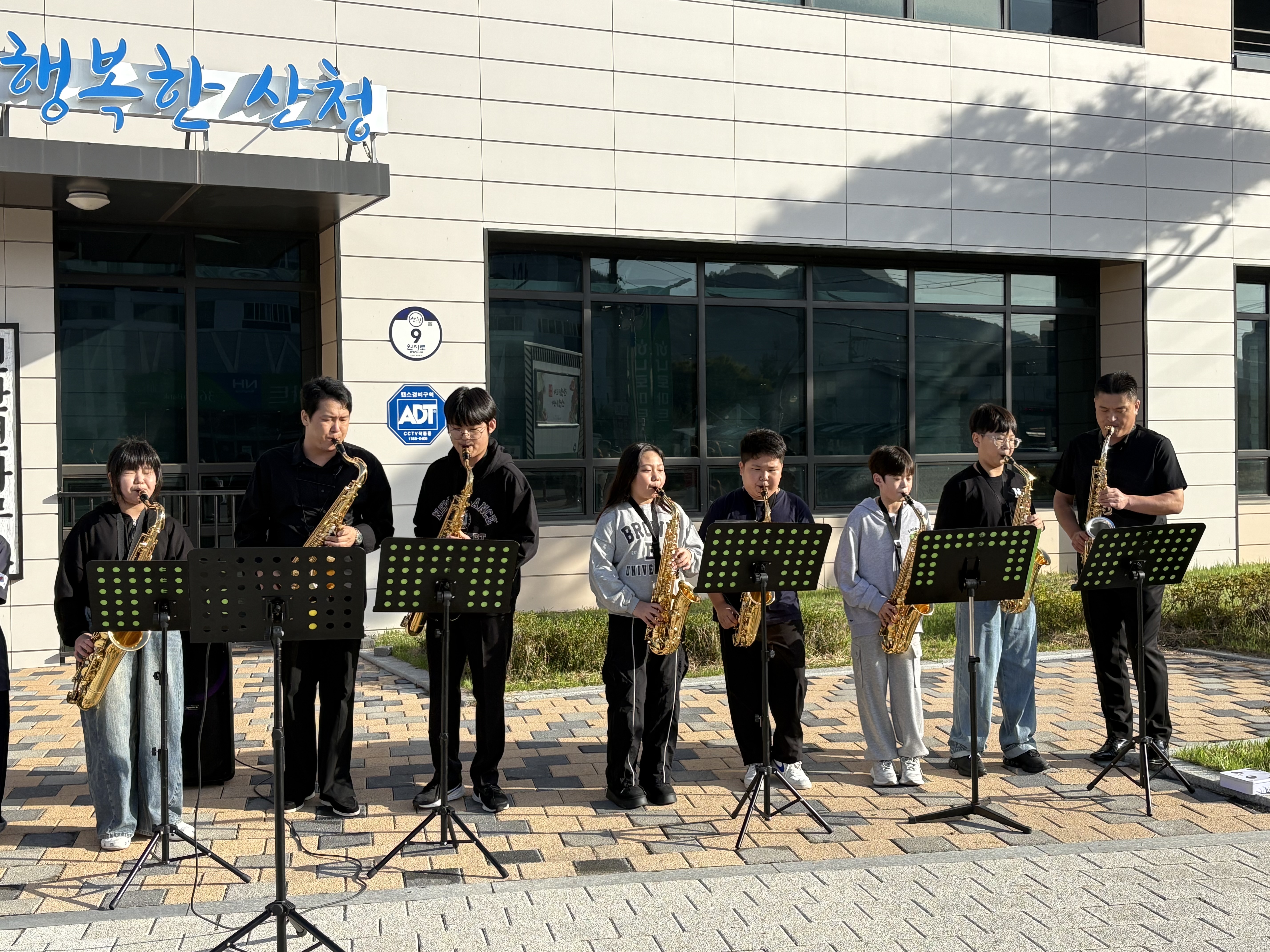 가을의 선율로 물든 신안, 관악부 학생들의 따뜻한 거리 공연 - 관련이미지4