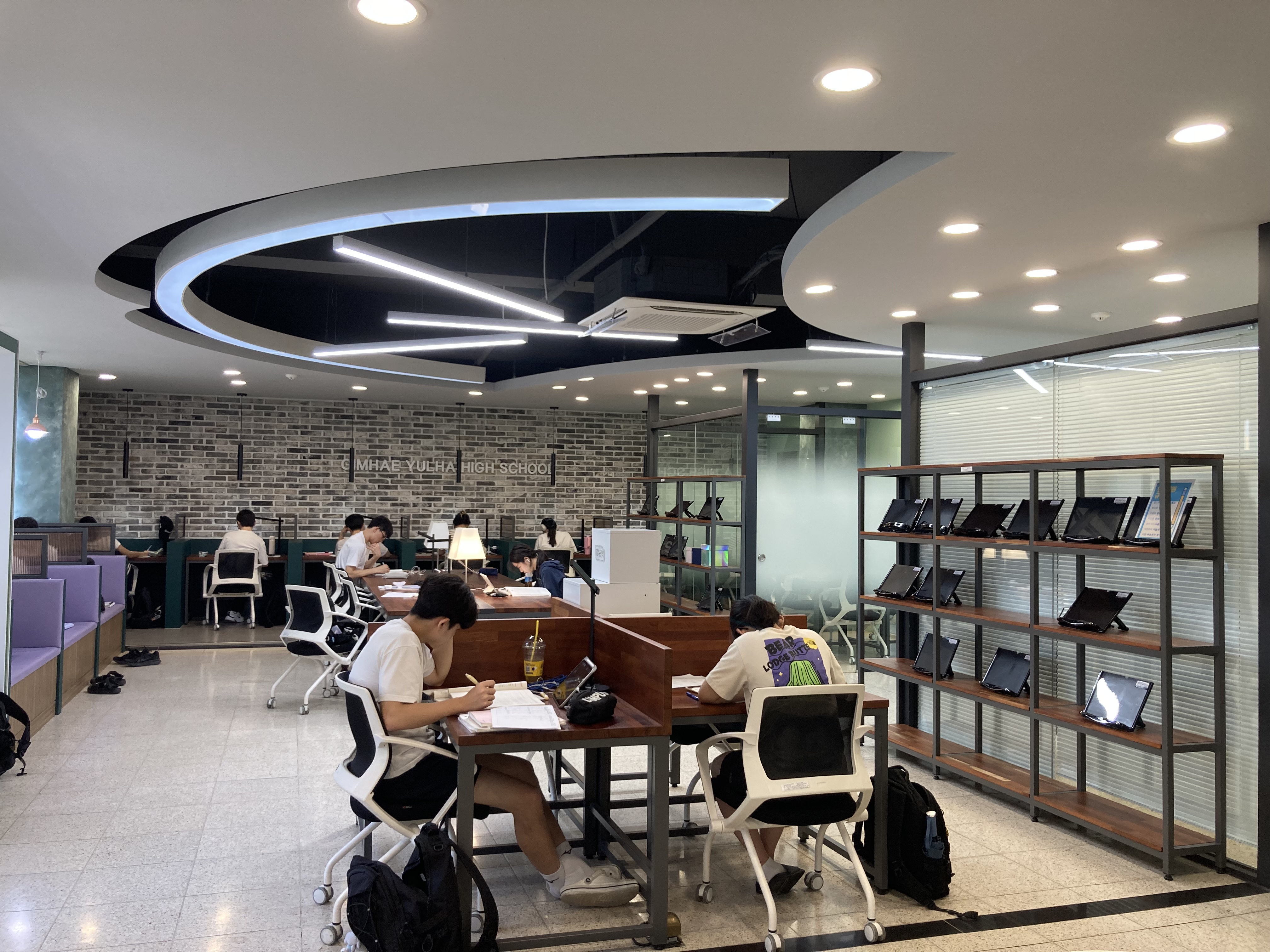 김해율하고, 교내 프리미엄 스터디카페 ‘만록정원’ 운영으로 공교육 혁신 앞장 - 관련이미지2