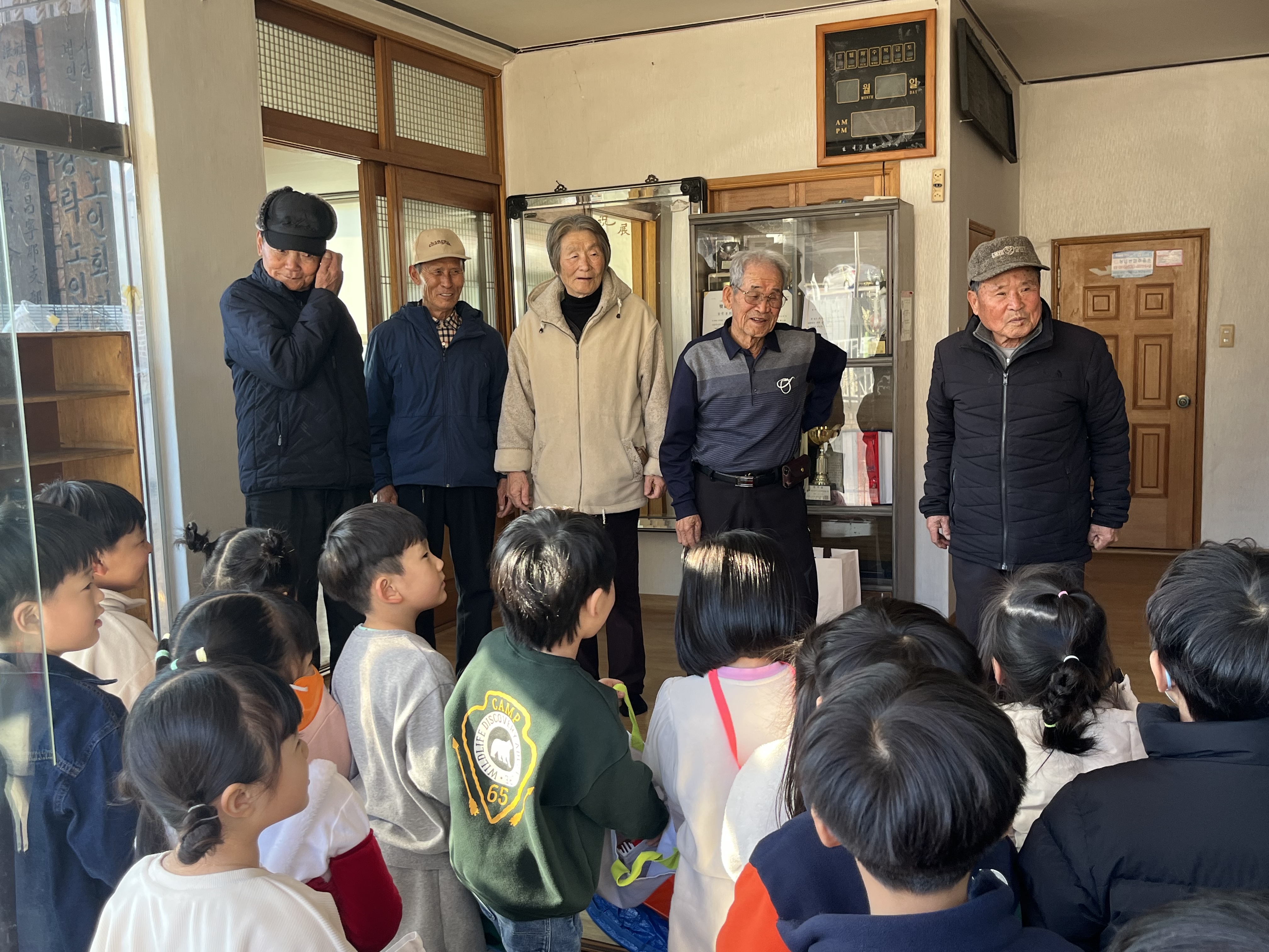 창녕유치원、 따뜻한 나눔～ 행복한 나눔～ 경로당 어르신께 온기를 전하다 - 관련이미지3