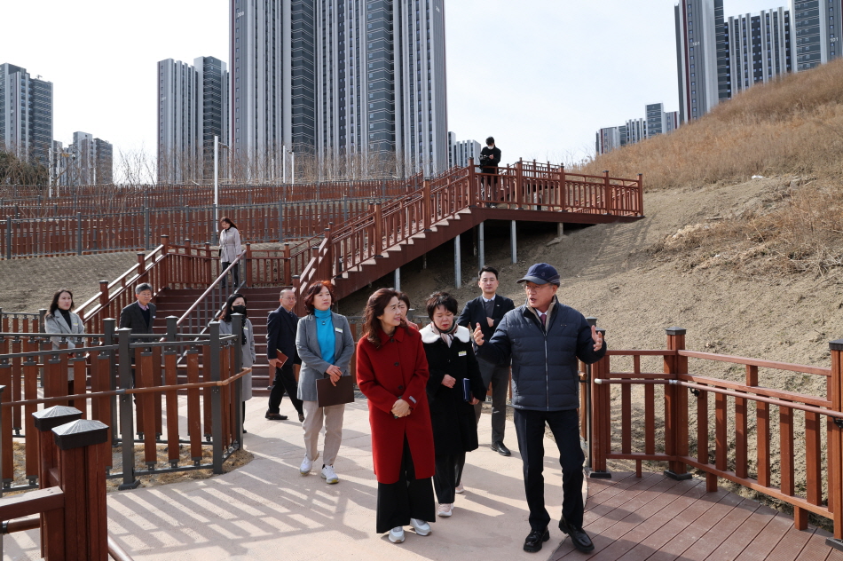 경남교육청, “아이들 안전이 최우선”… 급경사 통학로 긴급 점검 나서 - 관련이미지2
