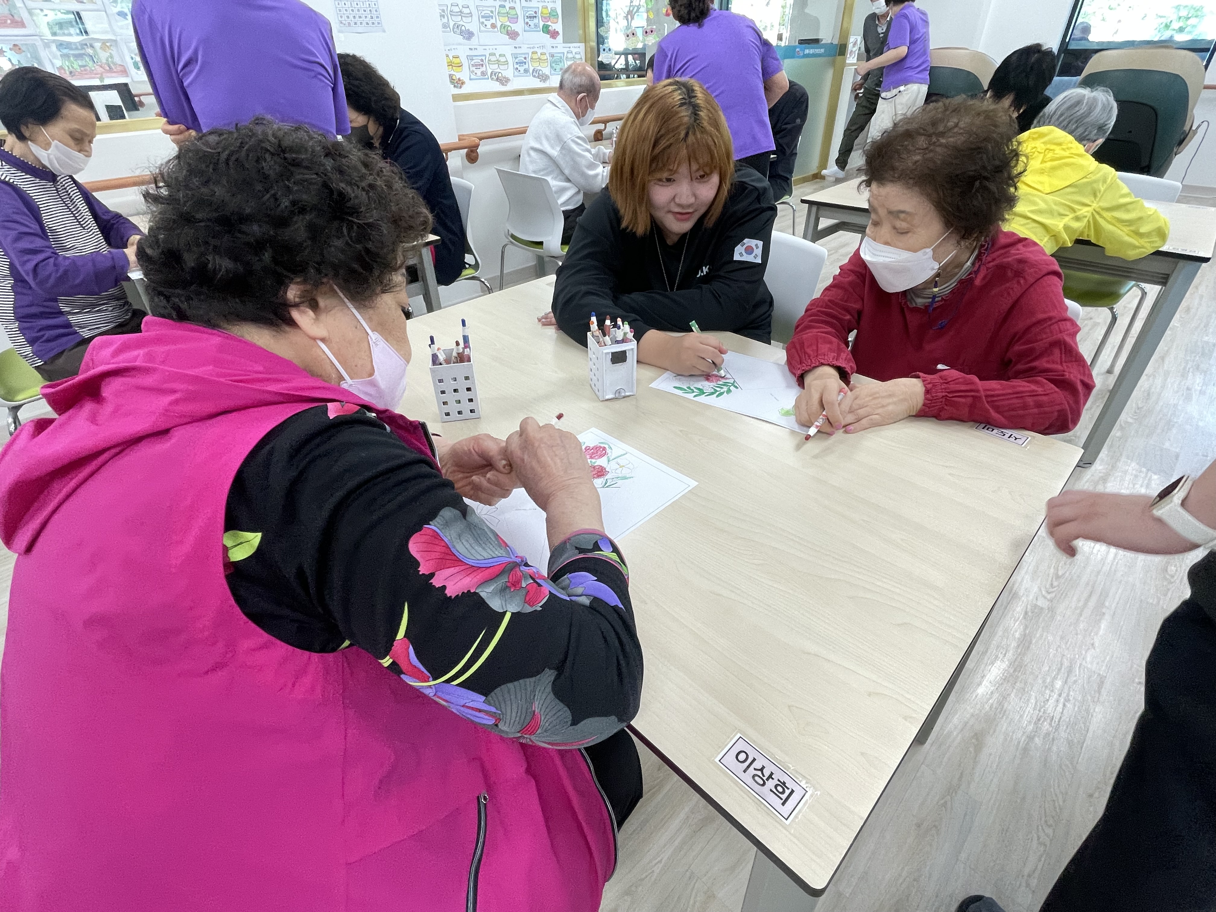 "고소한 빵 냄새에 실린 마음, 세대를 잇는 온기가 되다" - 낙동강학생교육원, 가정의 달 맞이 지역사회 상생 봉사활동 전개 - 관련이미지2