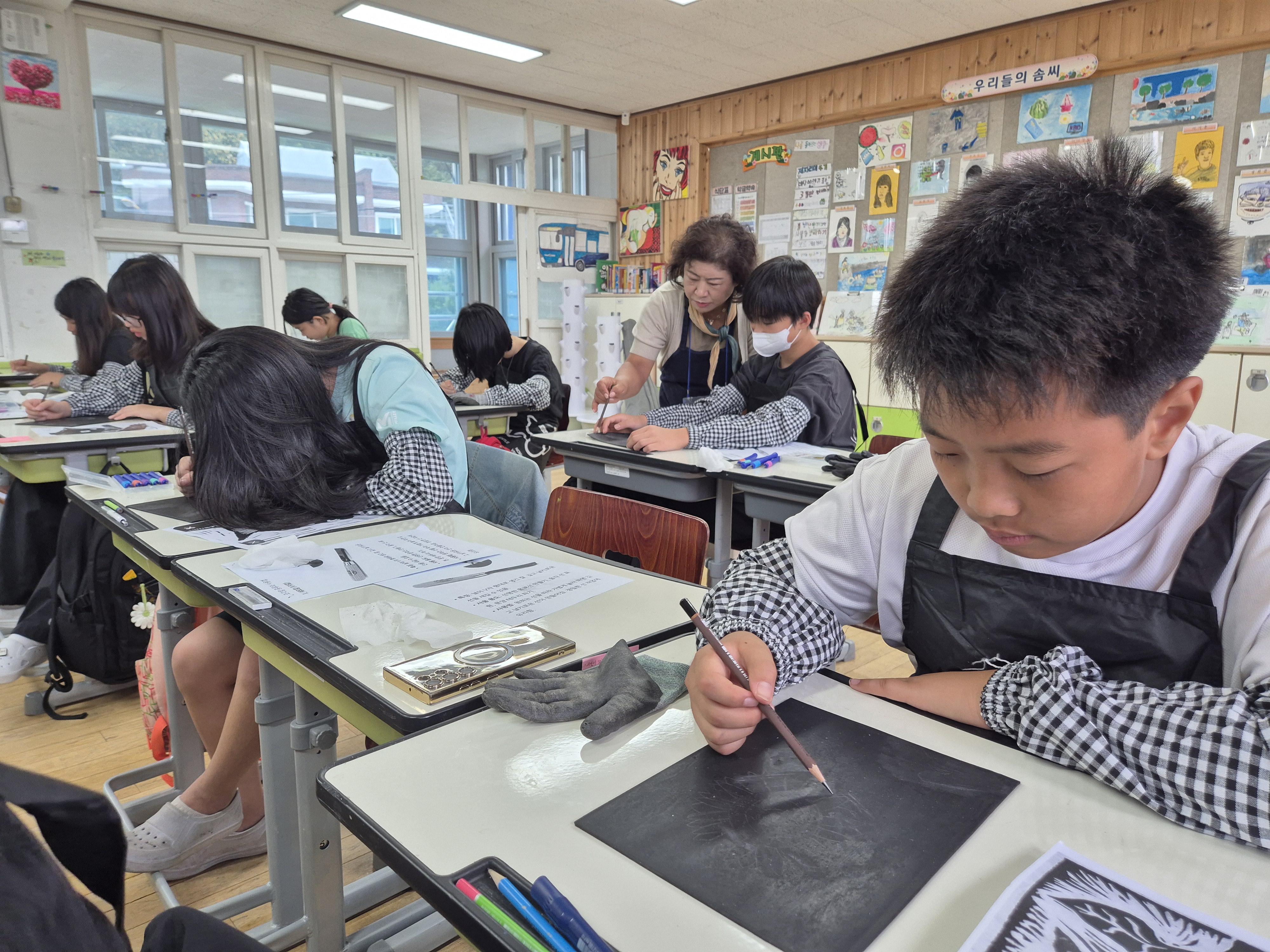 안의초, 지역예술가와 함께 그리는 상상력의 세계 - 관련이미지1