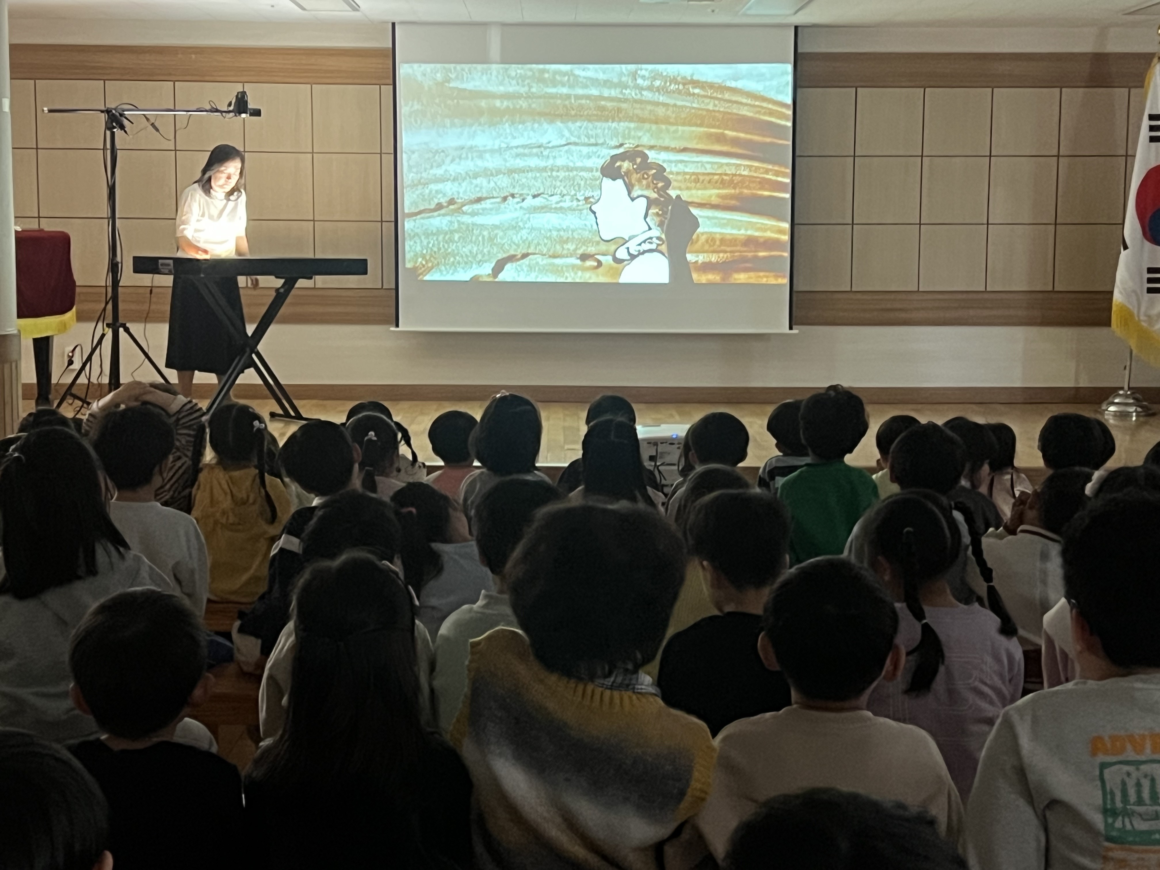 토월유치원, 5세 이음교육 연계  샌드아트 공연 관람 실시 - 관련이미지2