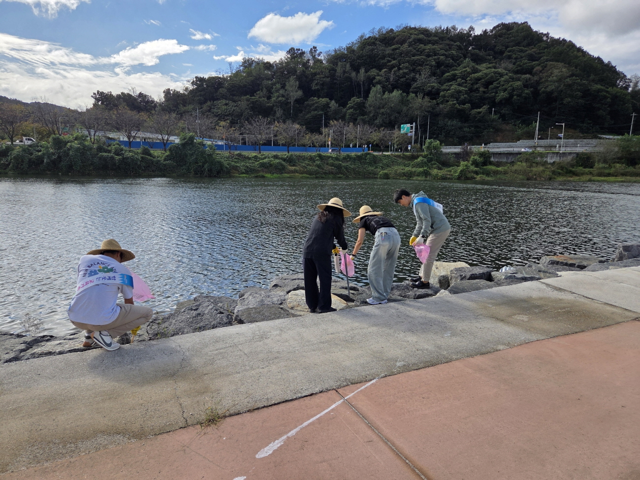 함양교육지원청, 2025. 청렴의 손길, 맑은 함양 환경정화활동 실시 - 관련이미지2