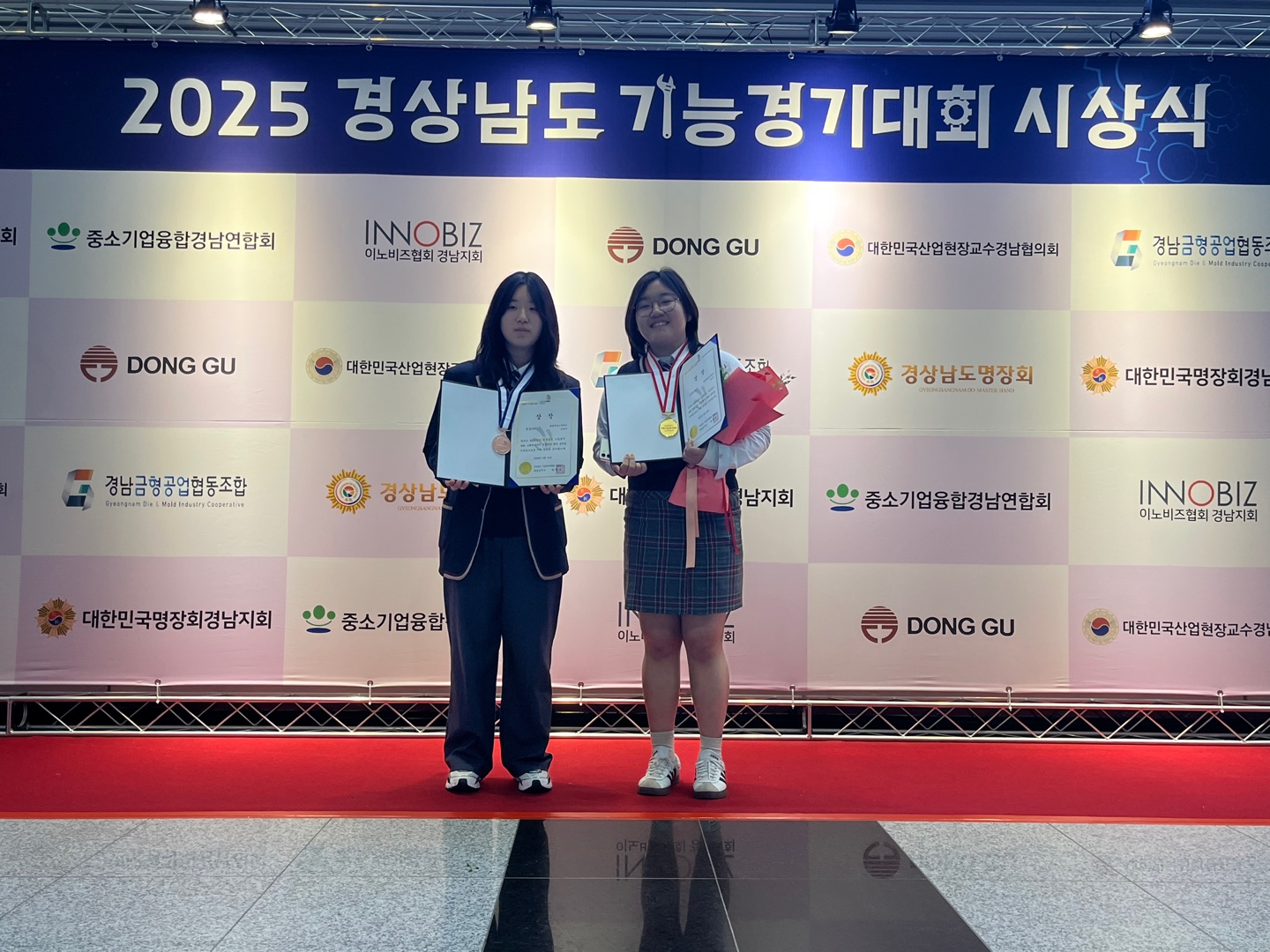 (별첨 1) 그래픽디자인 분야 동메달(좌측, 손영아 학생) 화훼장식 분야 금메달(김민지 학생) 수상사진.jpg