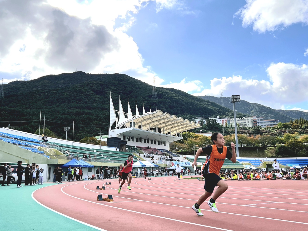 거제교육지원청, 2025. 거제시 초·중학생 육상대회 성료 - 관련이미지2