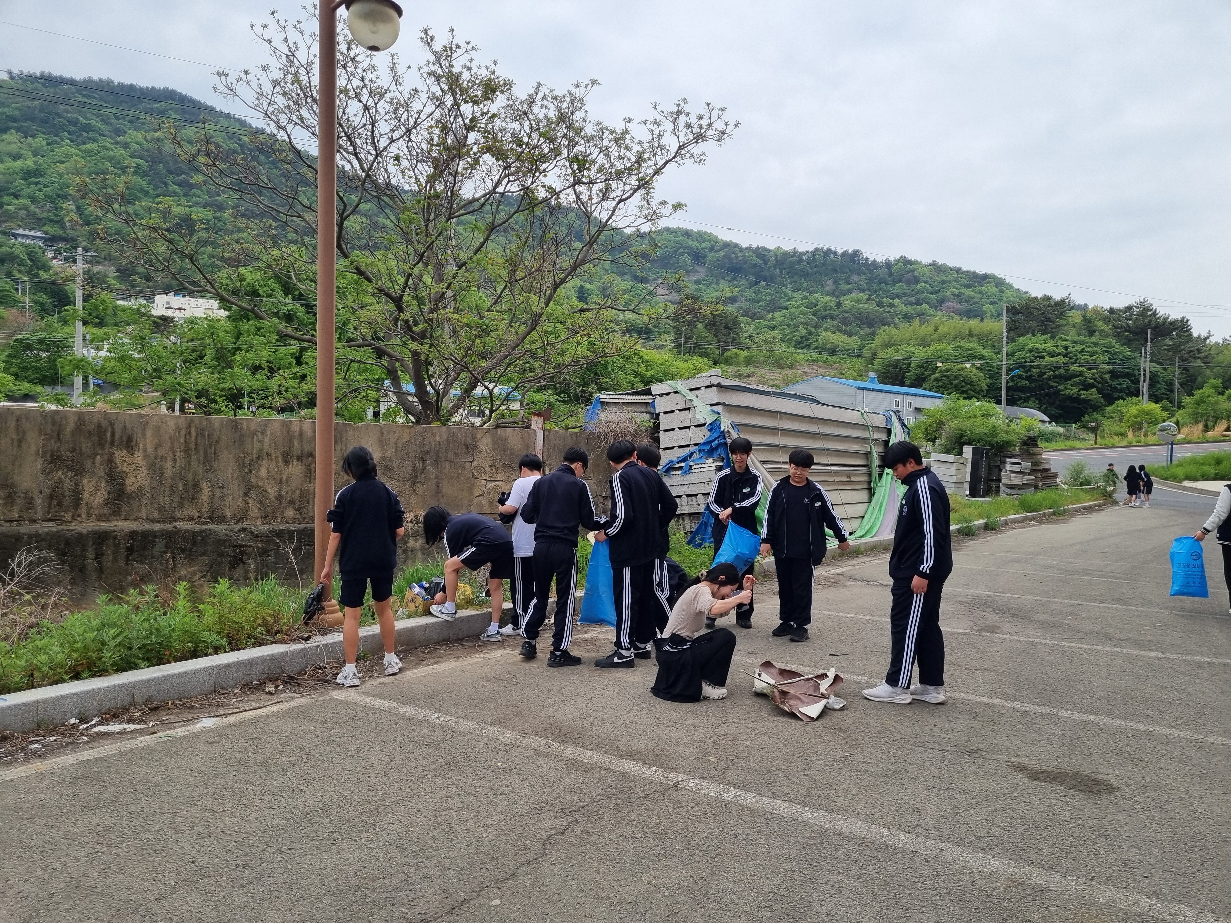 남양중 전교생, 남양동 주민과 함께 마을 환경 가꾸기 나서 -남양동 주민들과 함께 지역사회 환경 보호 실천- - 관련이미지1