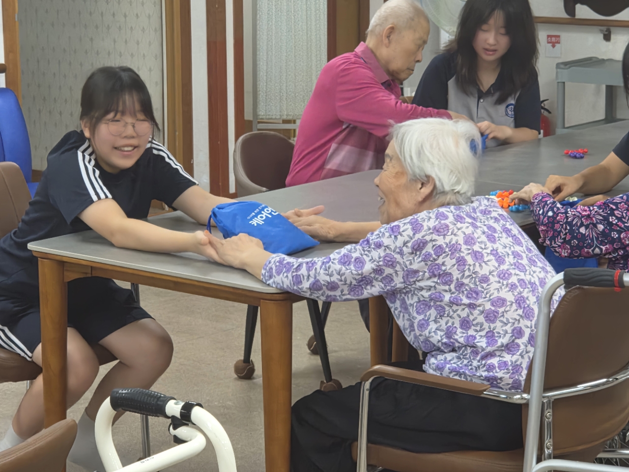 창원대산중학교, 어르신과 함께하는‘시(詩)작하는 마음’ - 관련이미지2