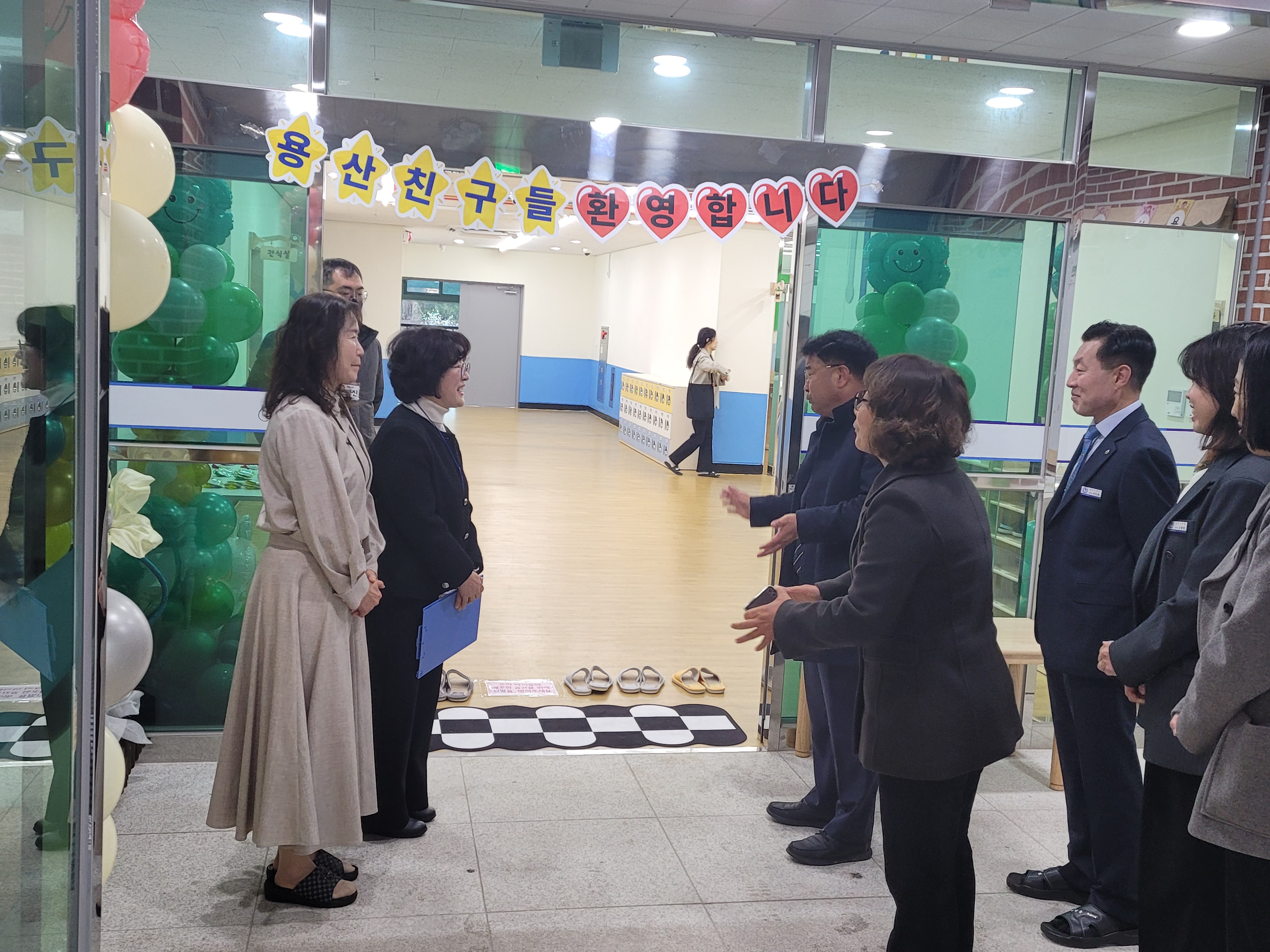 거제상문중·용산유치원 개교… 3월 3일 첫 등교, 교육장 등교맞이로 새출발 응원 - 관련이미지1