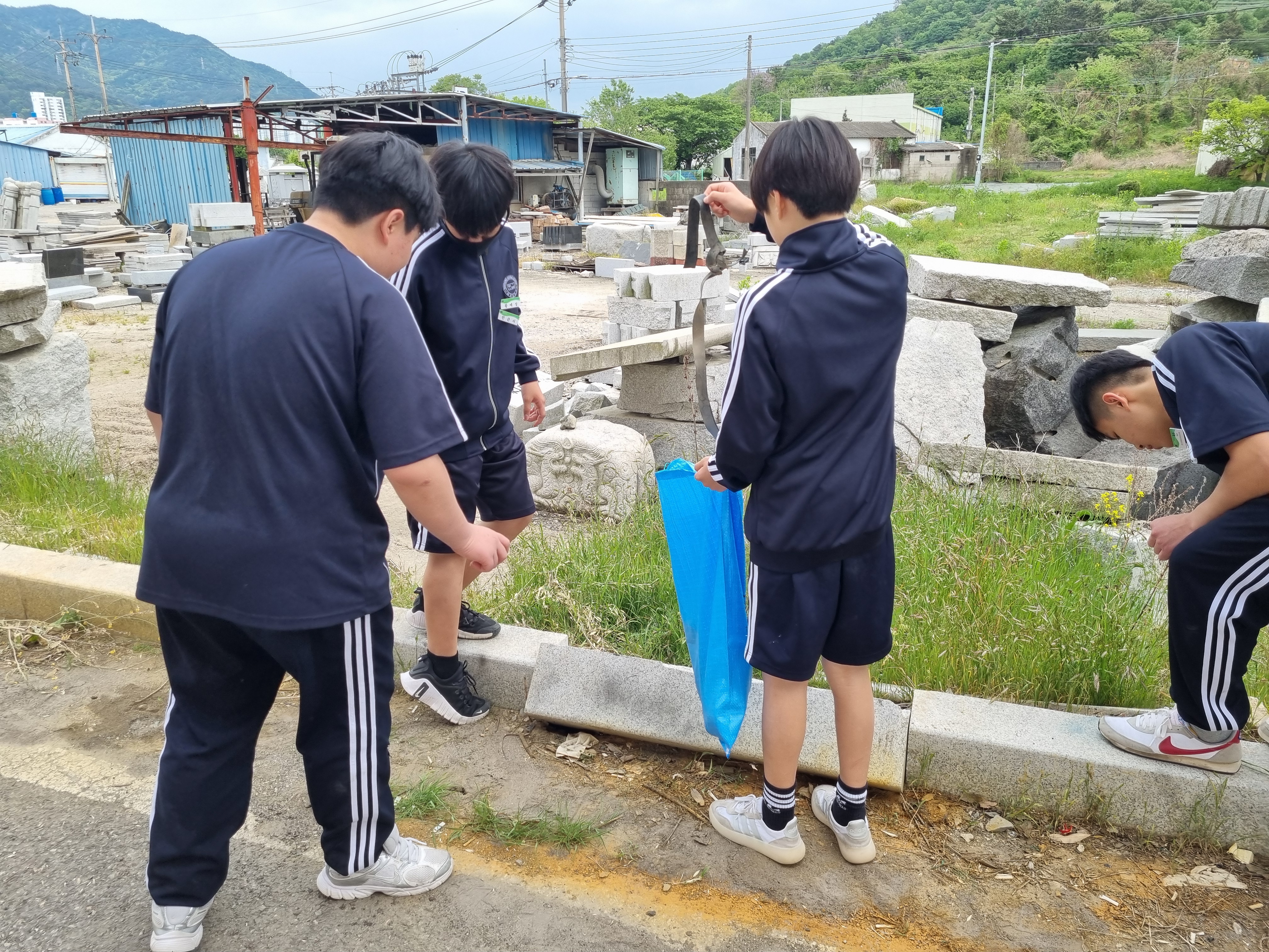 남양중 전교생, 남양동 주민과 함께 마을 환경 가꾸기 나서 -남양동 주민들과 함께 지역사회 환경 보호 실천- - 관련이미지2