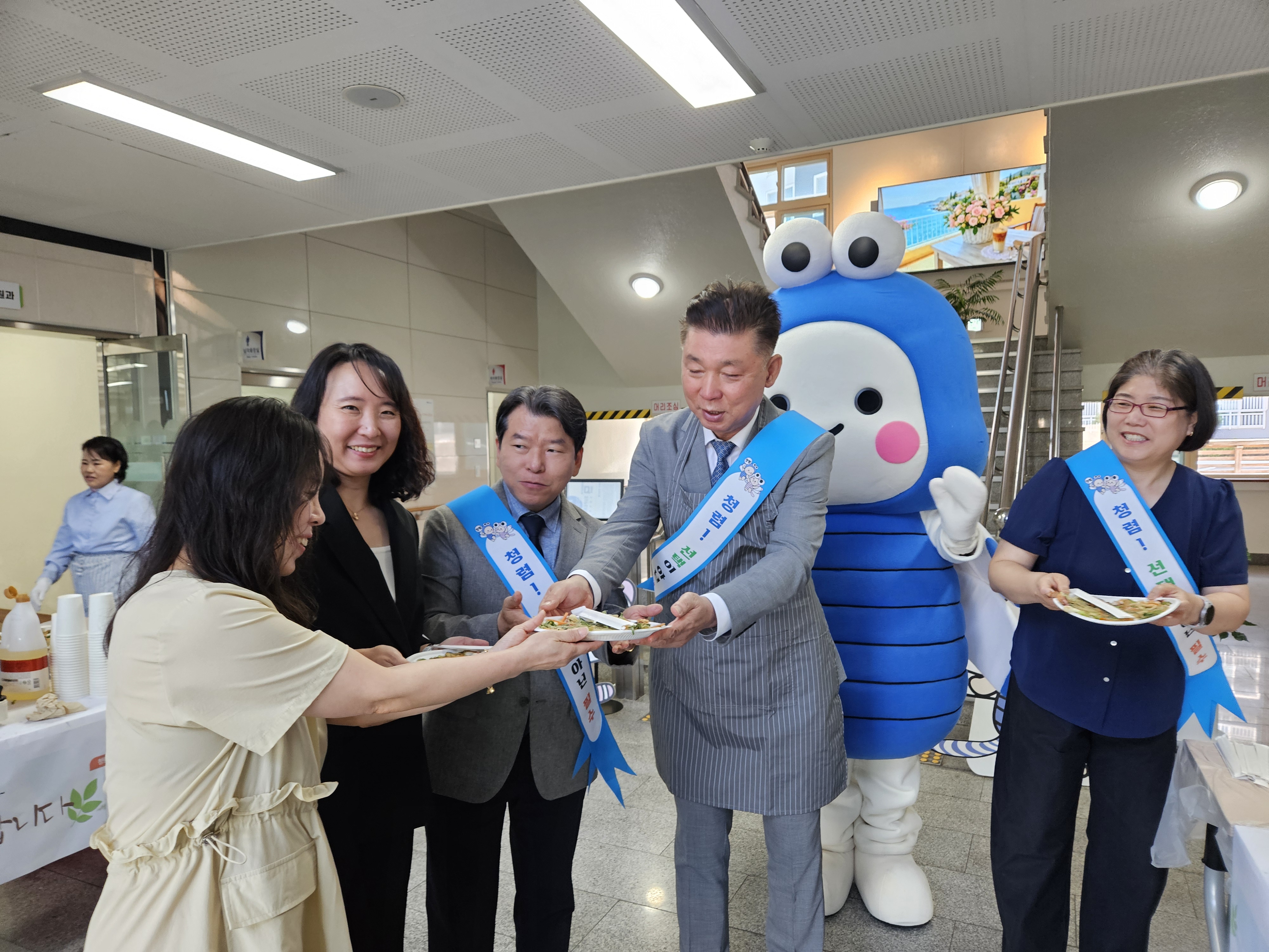 창녕교육지원청, '직원 아침맞이' 행사로 소통 강화 - 관련이미지2
