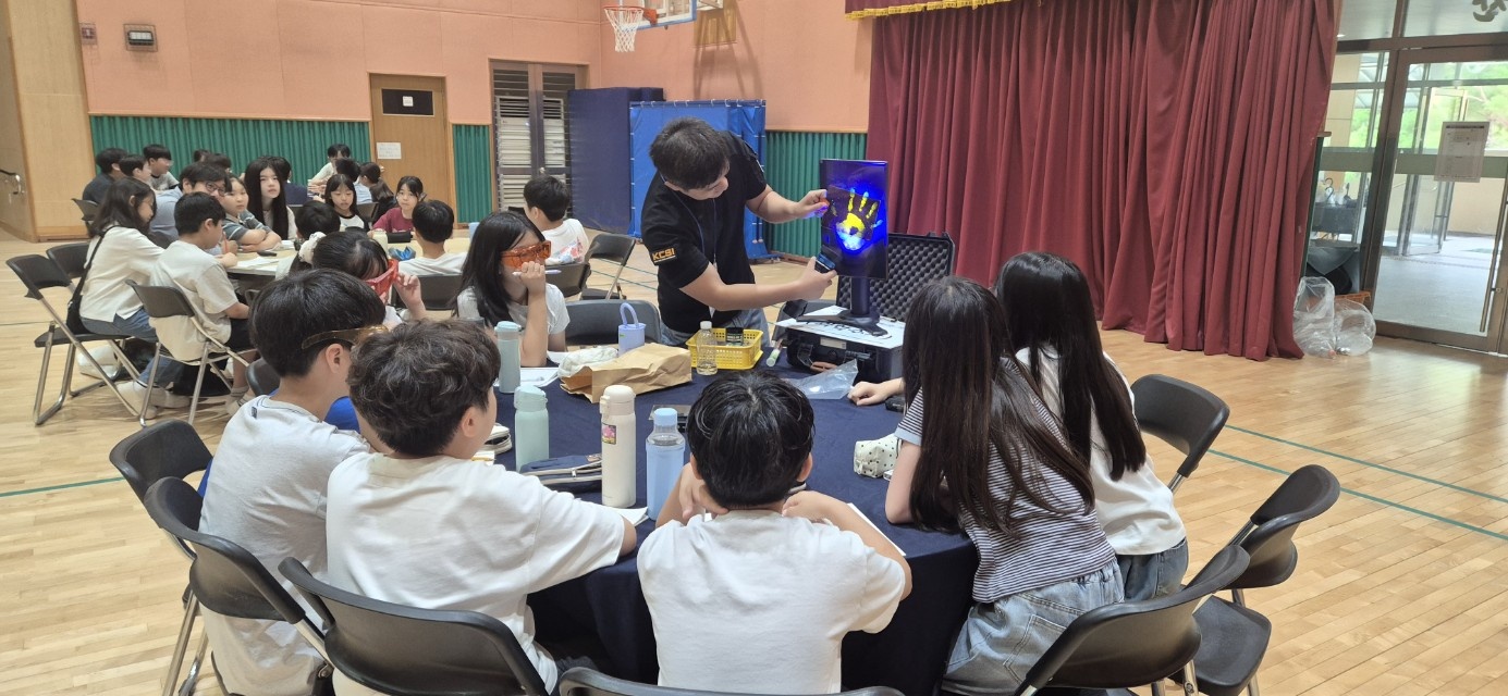 충무공초 학부모회, ‘사람책과 떠나는 직업탐험’으로 생생한 진로 교육 선사 - 관련이미지3
