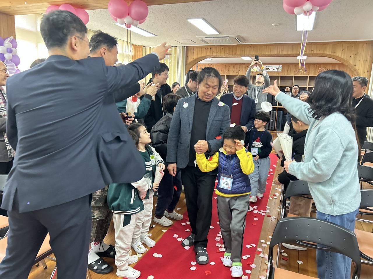 "2년 만의 설레는 등굣길" 욕지초, 보석 같은 신입생 맞이 특별 입학식 - 관련이미지1