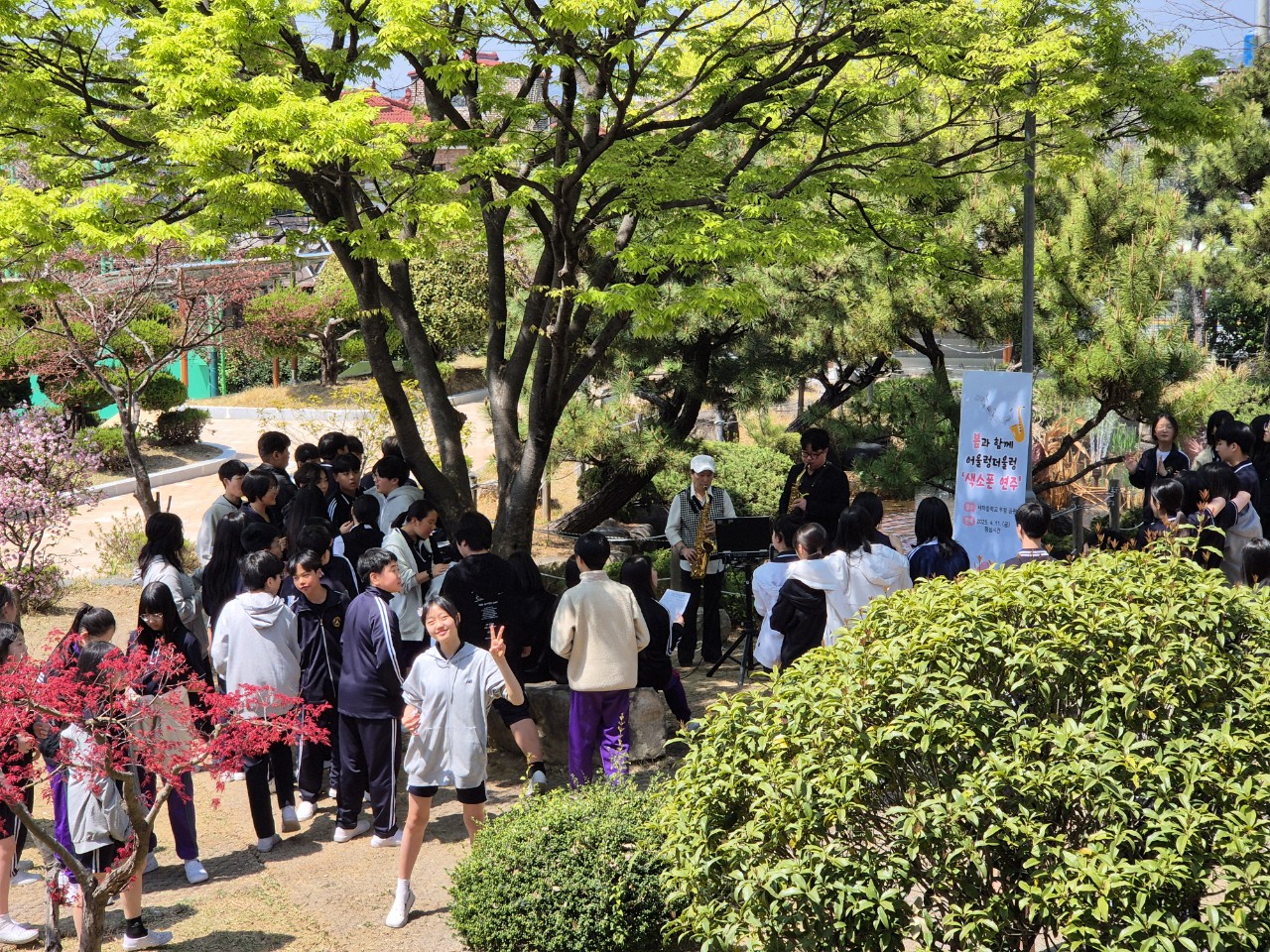 사파중학교 우정공원에서 봄과 함께 어울렁 더울렁  도서관 음악회를 열다.  - 관련이미지3