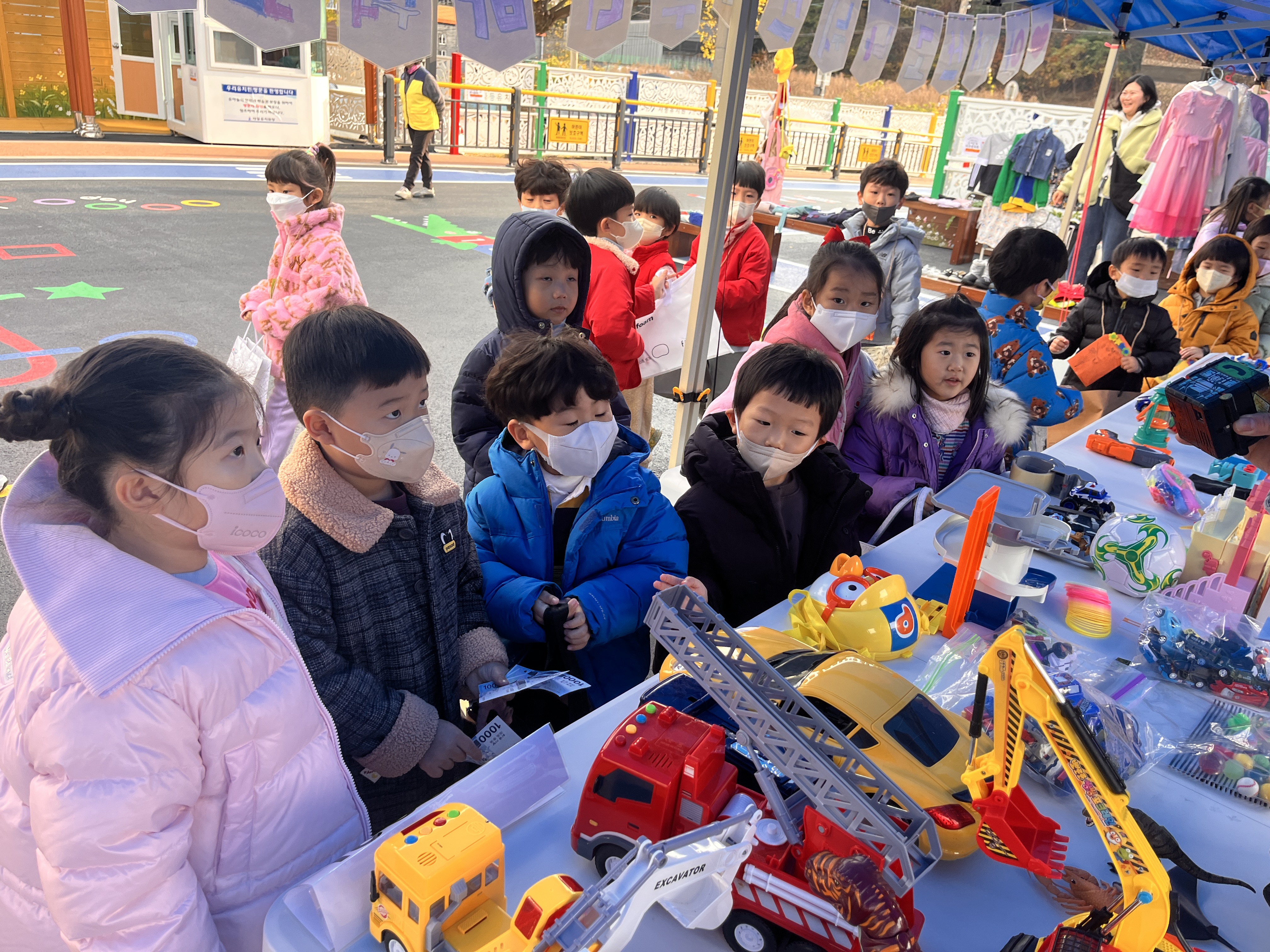 사등유치원 「바꿔보제이」 장터가 열렸어요 - 관련이미지2