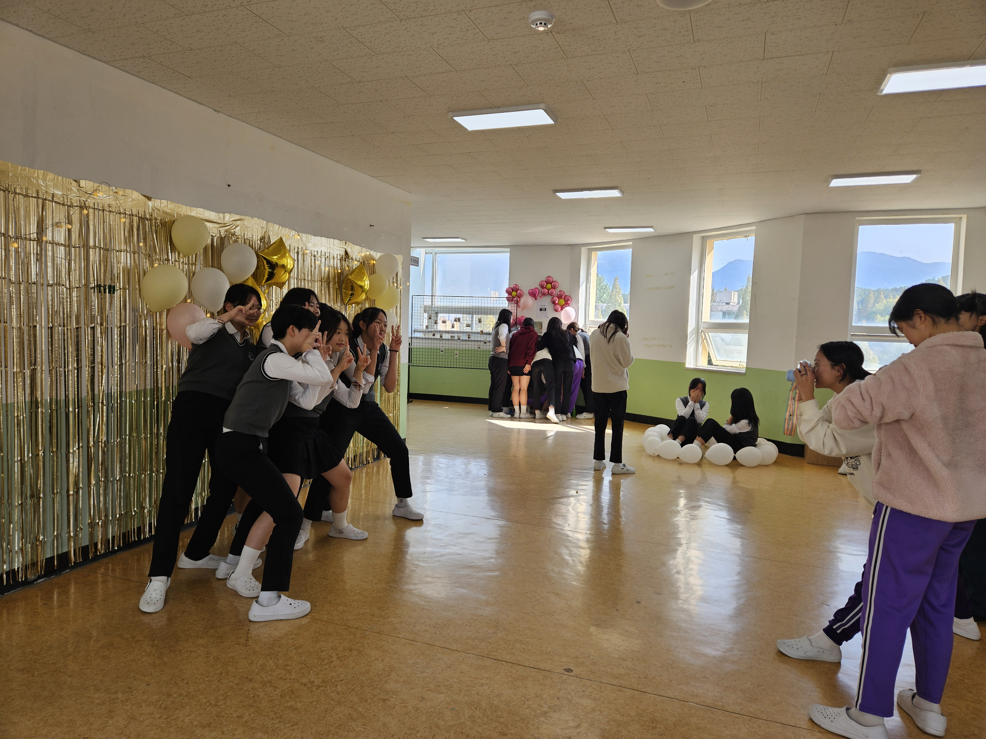 반송여중 학생자치회, 사제 공감 교복사진관 열어 - 관련이미지2