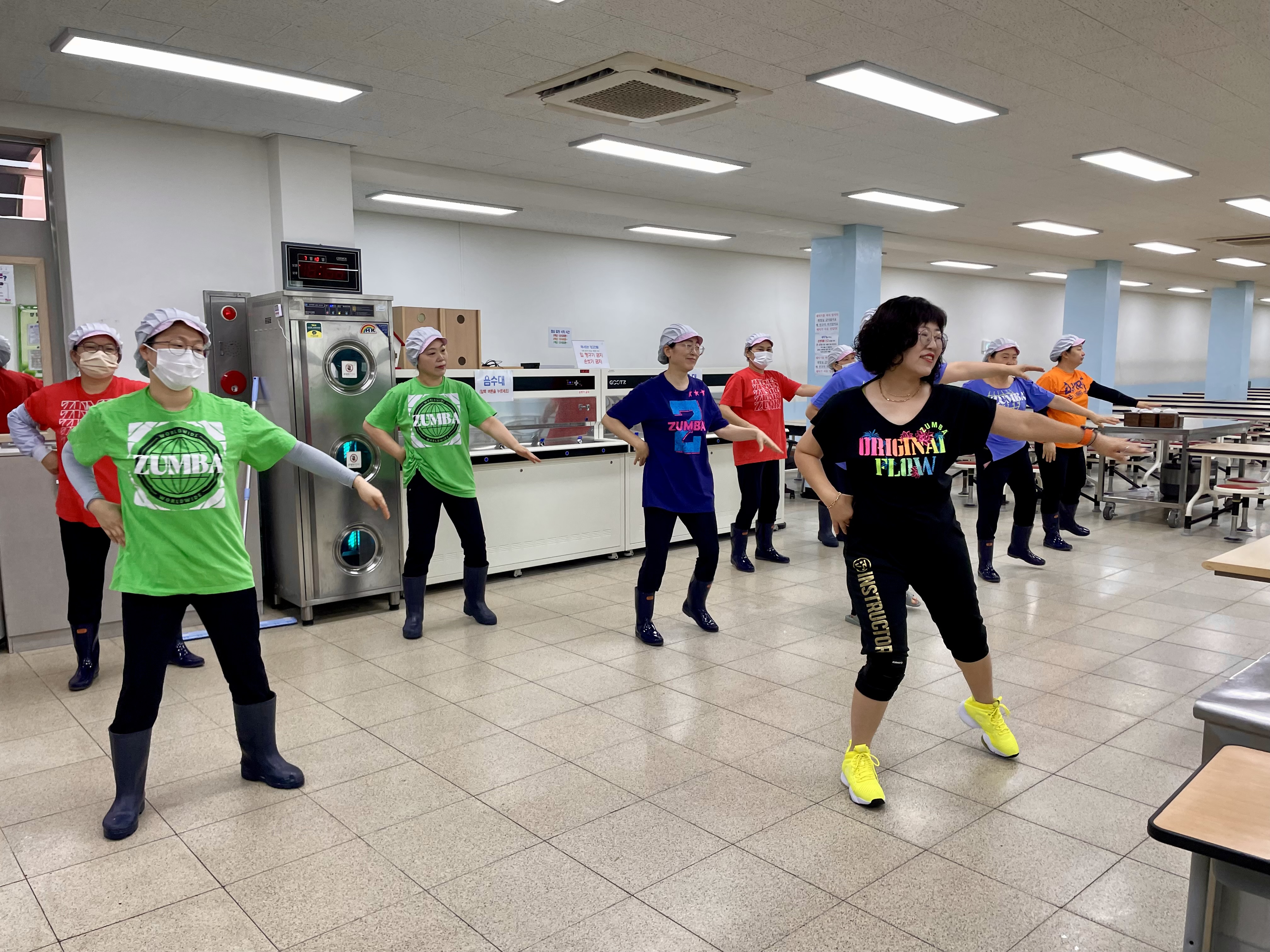 "춤추며 건강 지켜요"…양산고 급식실, 금요일 아침마다 '줌바댄스' 열풍 - 관련이미지1