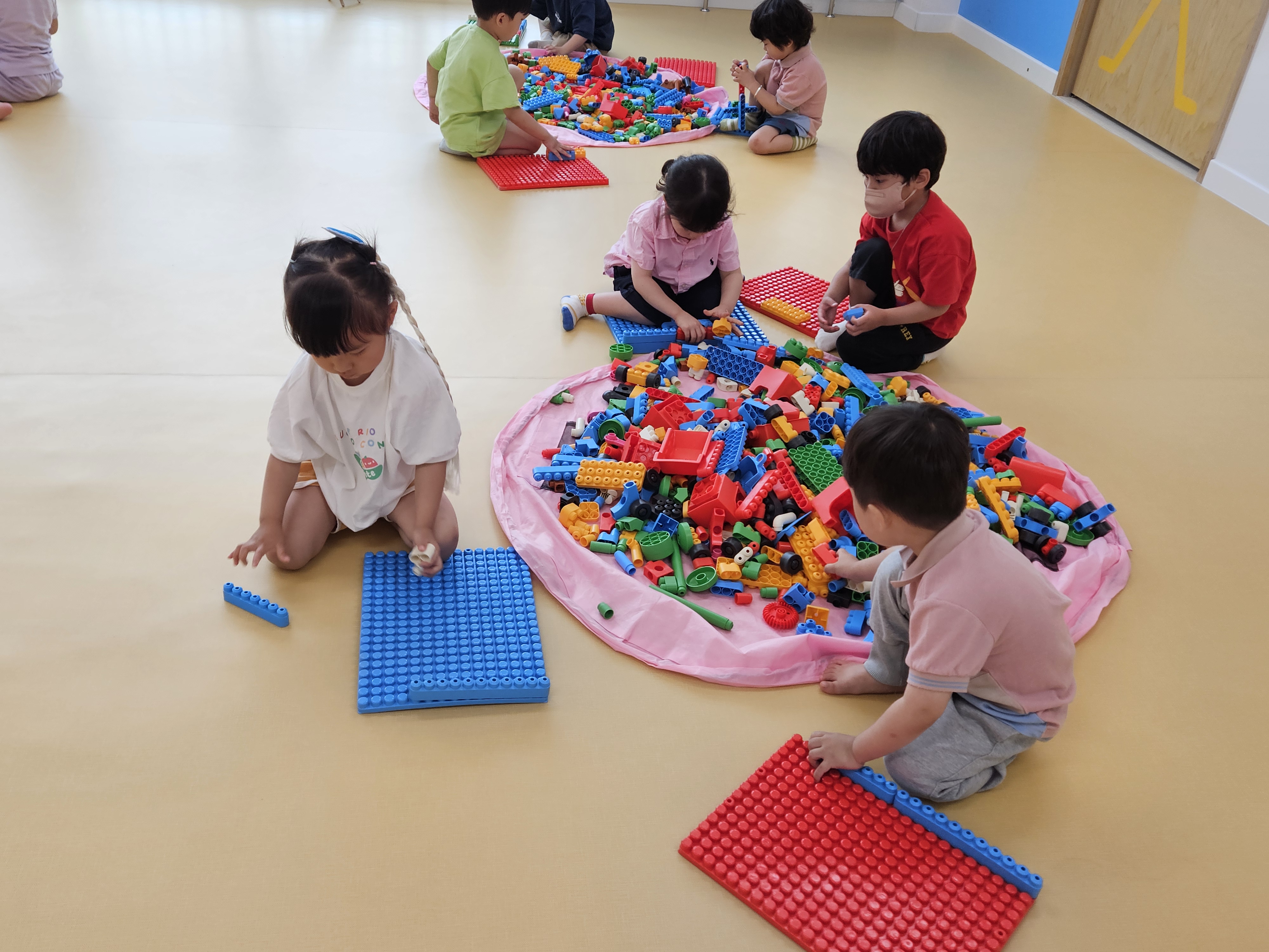로봇과 춤추고 AI로 그림을! 주동유치원 과학 체험 눈길 - 관련이미지3