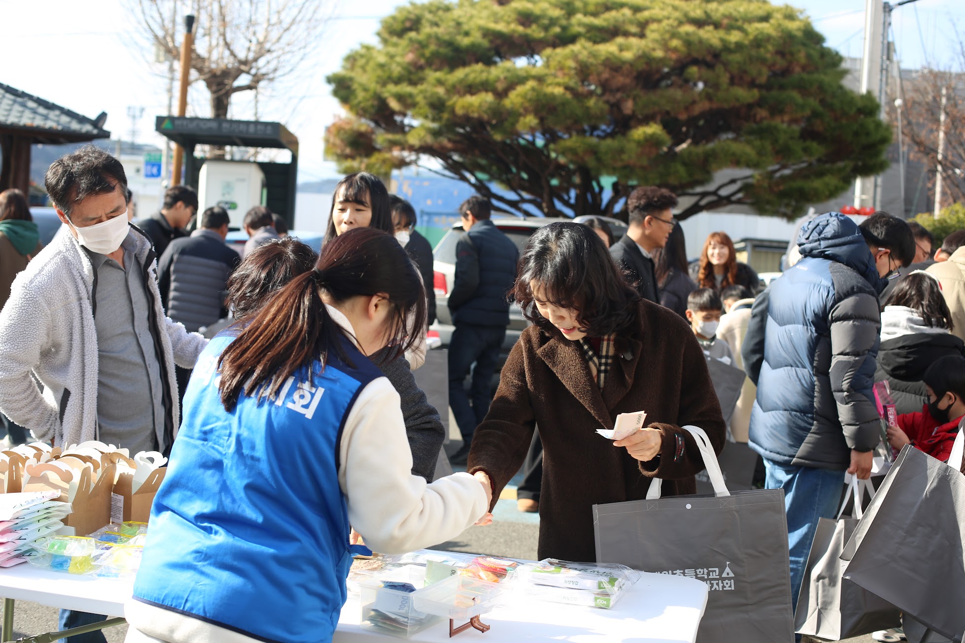 의령 대의초, 마을과 함께 나누는 따뜻한 마음(학생자치회가 주관하고 교육공동체가 함께 하는 '사랑나눔 바자회') - 관련이미지2