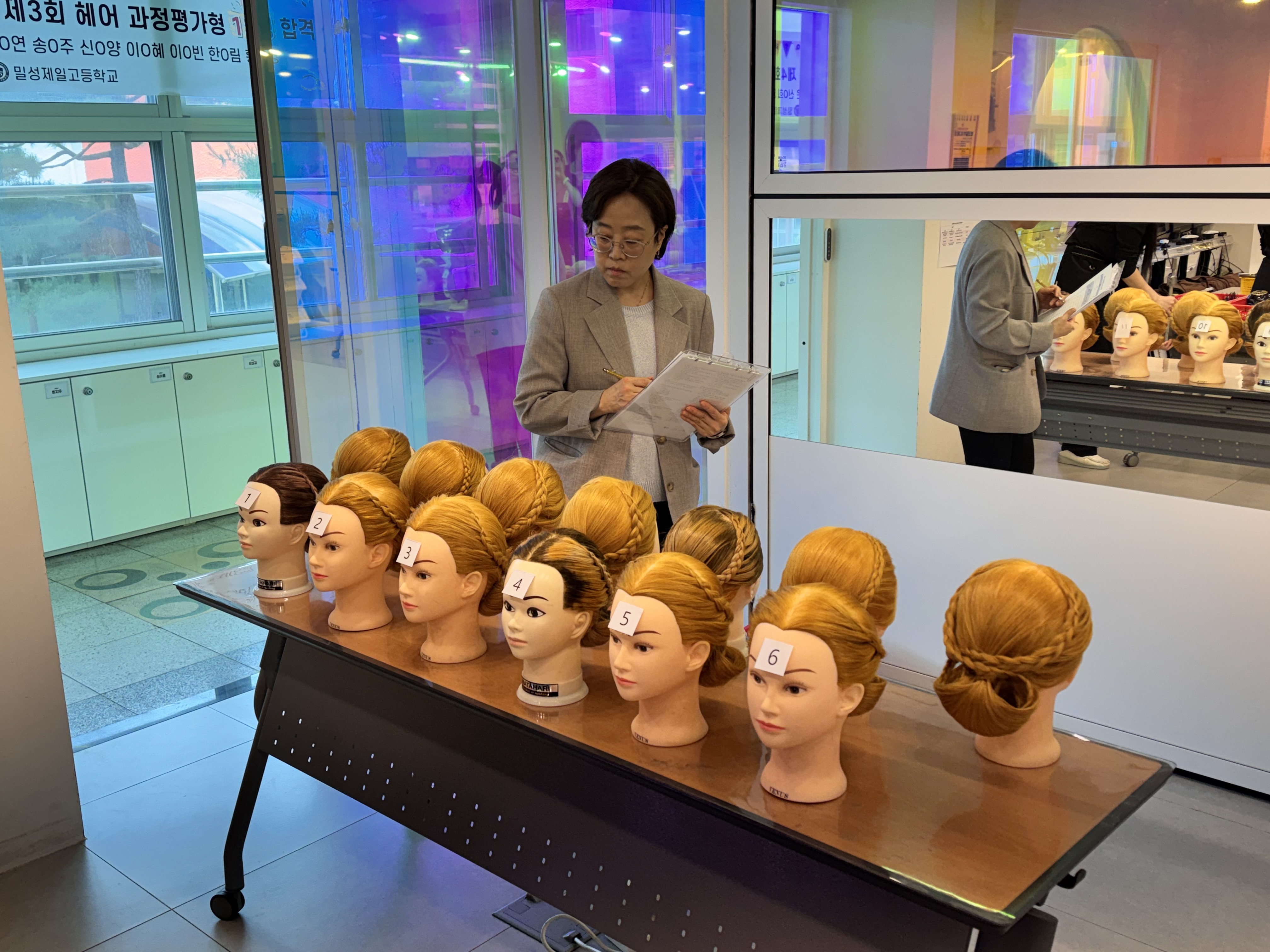 밀성제일고 뷰티케어과, 3학년 업스타일 2급 자격증 실기시험 전원 합격 - 관련이미지3