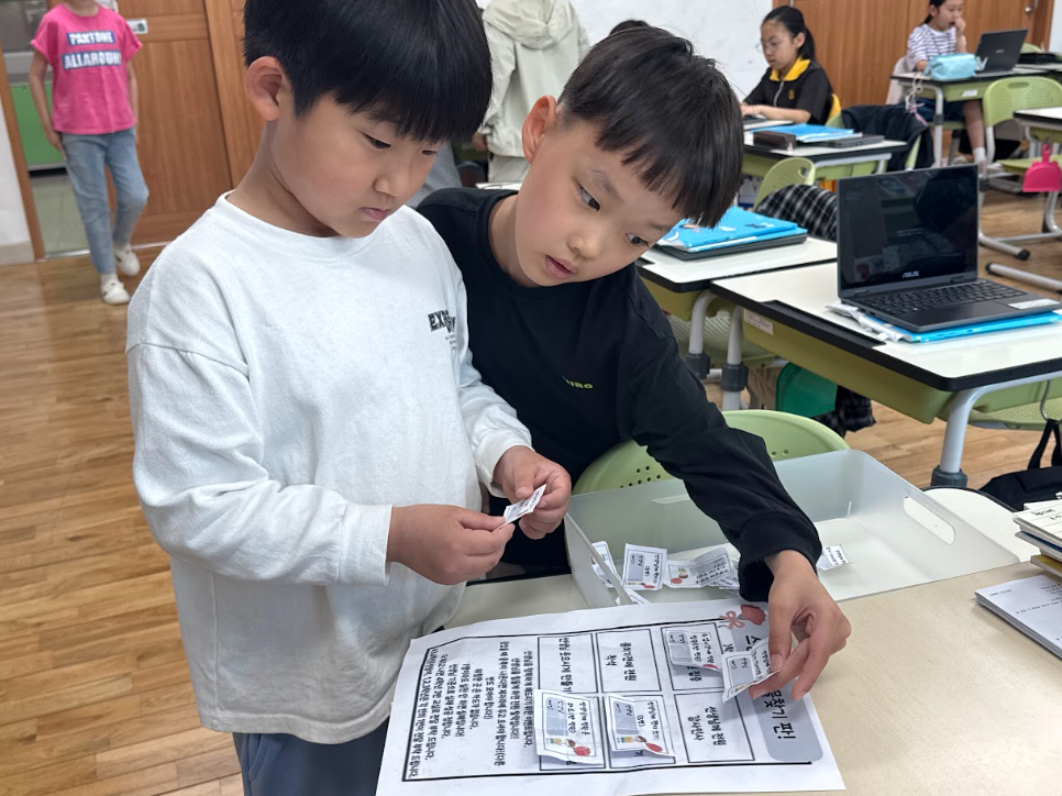 거제양정초, 학생과 학부모의 깜짝 선물로 웃음꽃 피어난 ‘스승의 날’ - 관련이미지1
