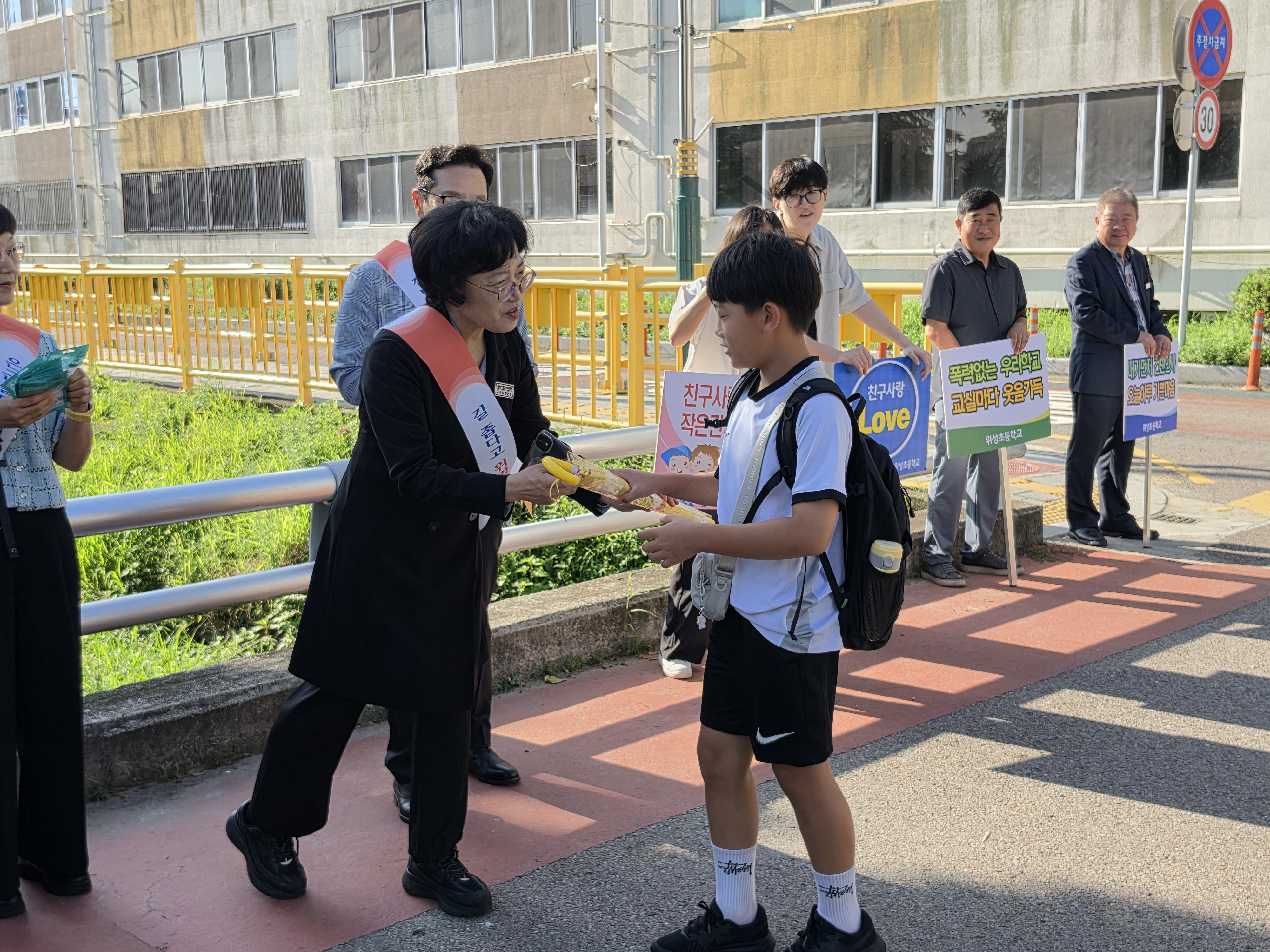 함양교육지원청, 개학기 함양중, 위성초 등굣길 교통안전 및 학교폭력예방 합동 캠페인 실시 - 관련이미지2